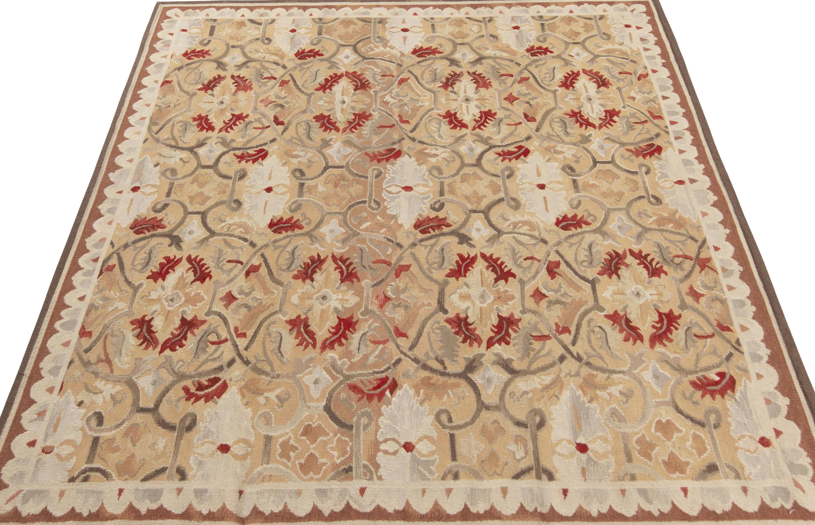 Tissé à la main en laine, un 7x8 célébrant le style de tissage de la tapisserie d'Aubusson du 18ème siècle. Appartenant à la collection de tapis européens de Rug & Kilim, ce tapis présente un motif floral sur tout le pourtour qui fait honneur à