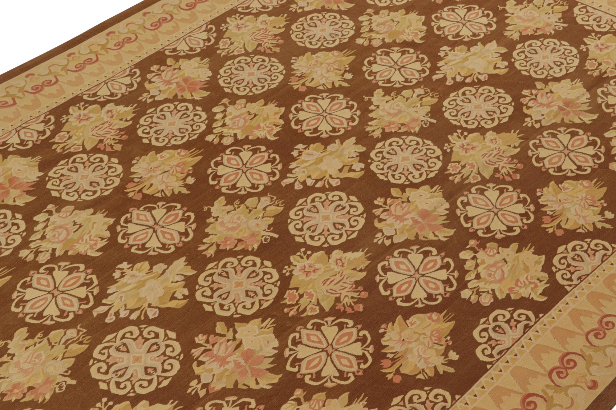 Ce Rug & Kilim 9x12 de nos sélections européennes est une version contemporaine des tissages plats de la tapisserie d'Aubusson du XVIIIe siècle. Tissé à la main dans une laine de qualité, cette pièce est issue des premières productions du directeur