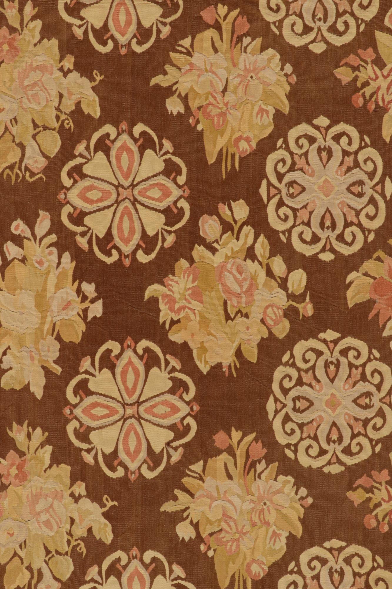 Chinois Rug & Kilim's Aubusson Flatweave Style Rug in Brown with Beige Floral Patterns (tapis de style Aubusson à tissage plat en marron avec motifs floraux en beige) en vente
