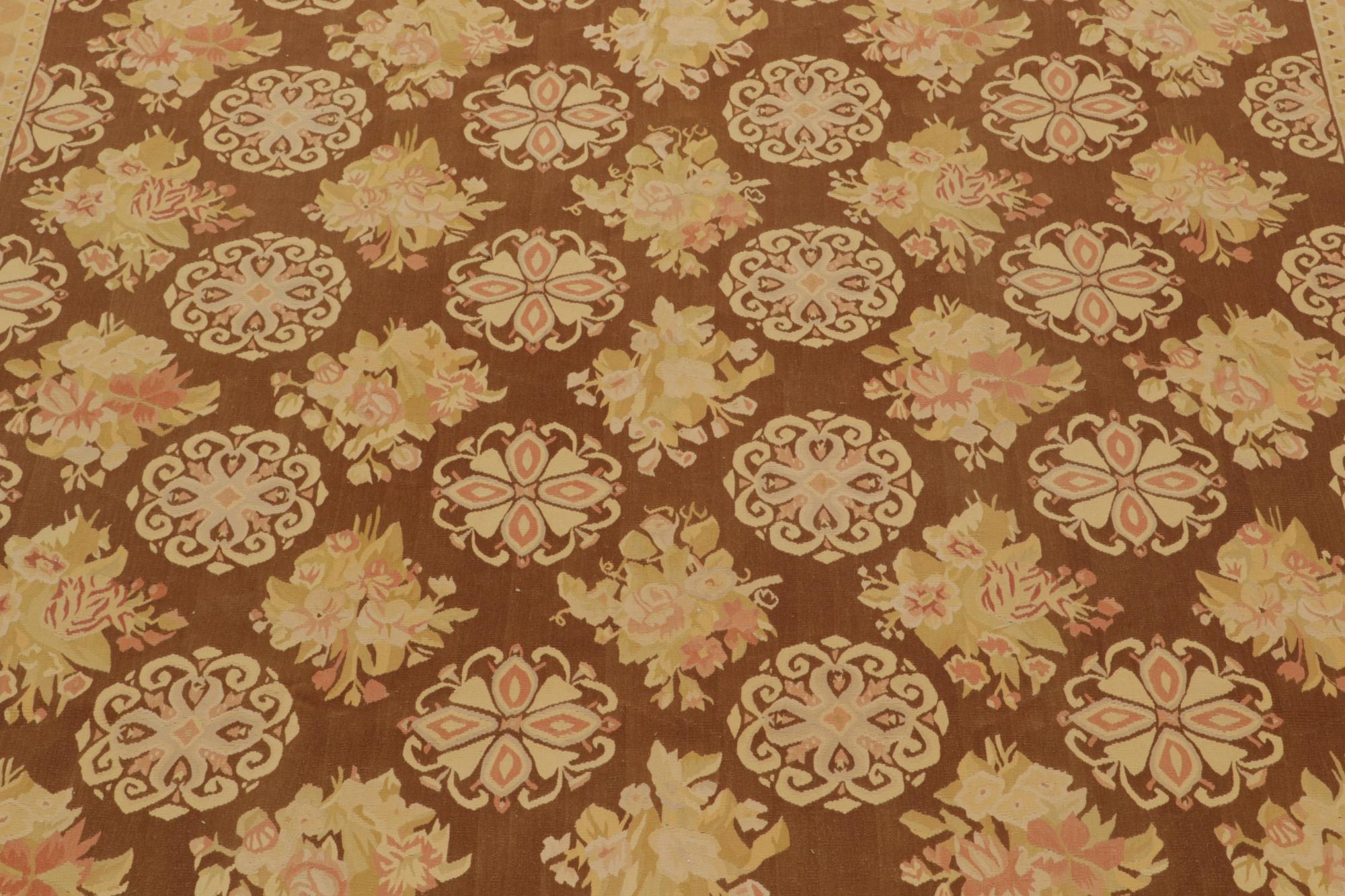 Rug & Kilim's Aubusson Flatweave Style Teppich in Braun mit Beige Blumenmustern (21. Jahrhundert und zeitgenössisch) im Angebot