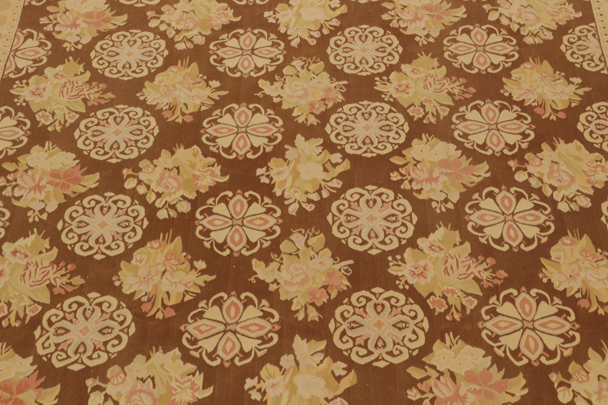 XXIe siècle et contemporain Rug & Kilim's Aubusson Flatweave Style Rug in Brown with Beige Floral Patterns (tapis de style Aubusson à tissage plat en marron avec motifs floraux en beige) en vente