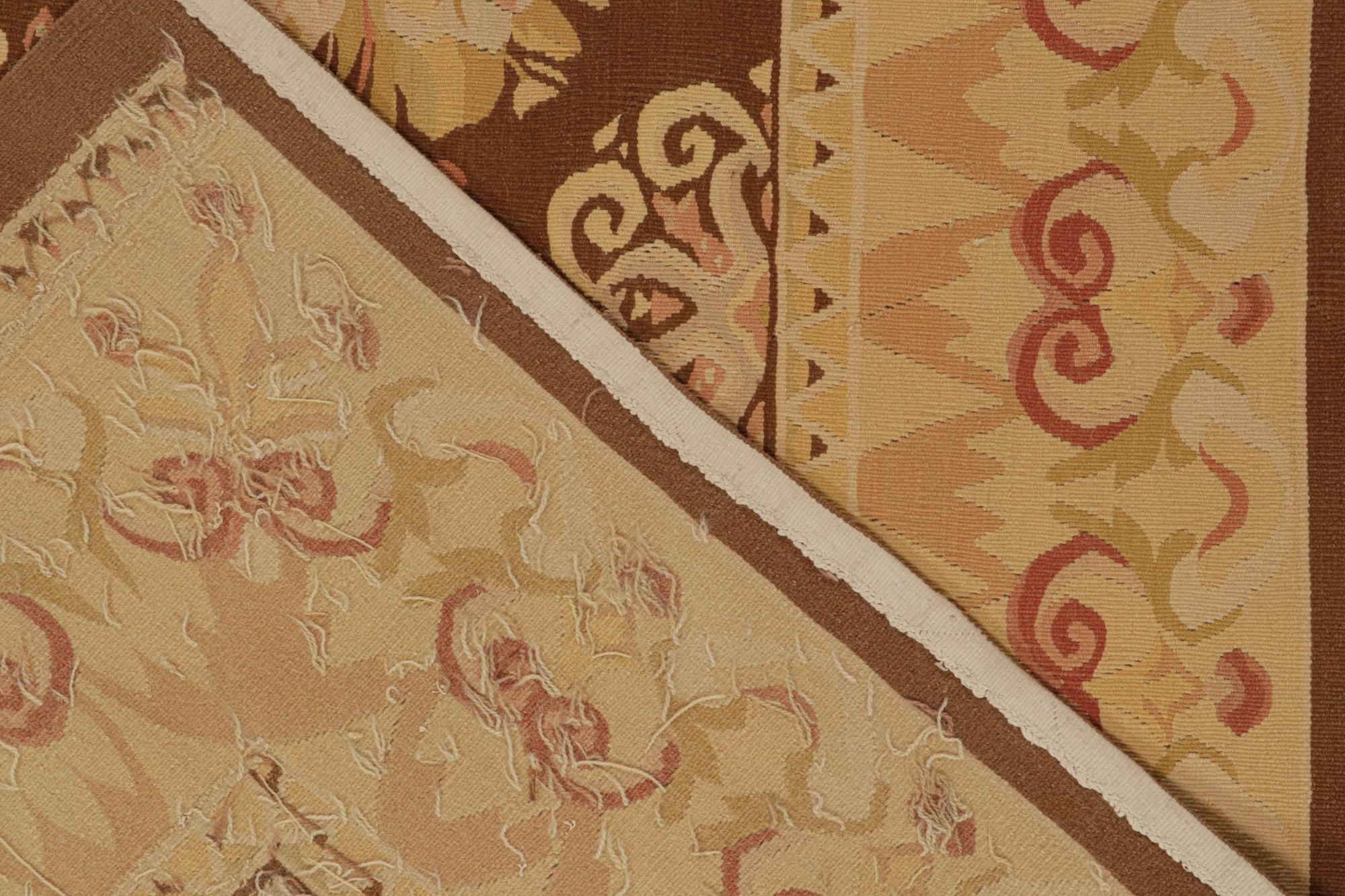 Rug & Kilim's Aubusson Flatweave Style Teppich in Braun mit Beige Blumenmustern im Angebot 1