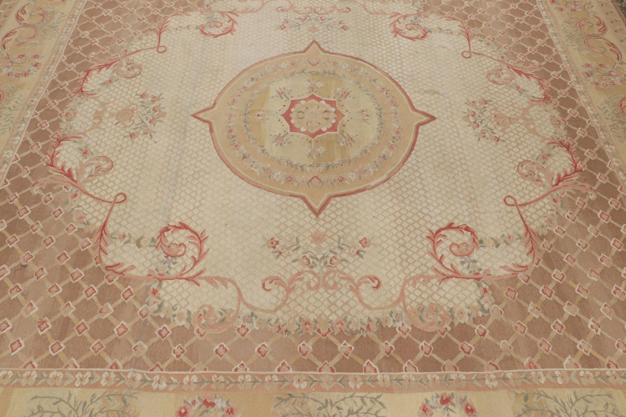 Rug & Kilim’s Aubusson Flatweave Style Rug with Beige Floral Medallion In New Condition For Sale In Long Island City, NY