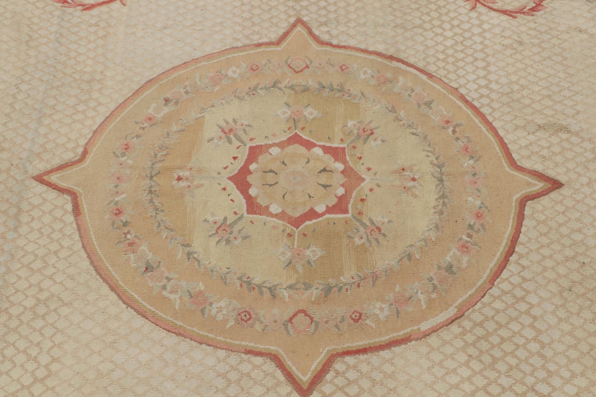 Aubusson-Flachgewebe-Teppich von Rug & Kilim mit beigefarbenem Blumenmedaillon (21. Jahrhundert und zeitgenössisch) im Angebot