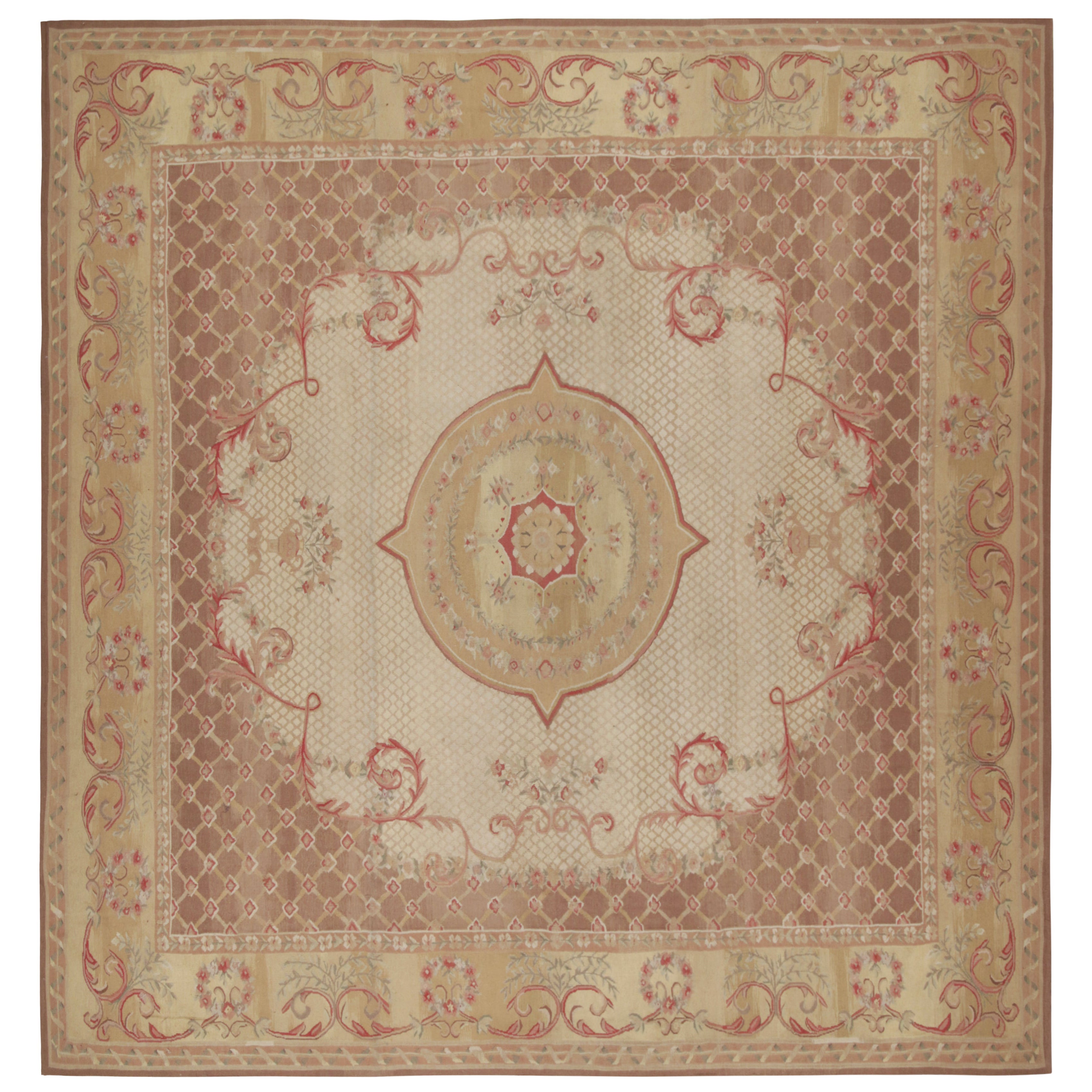 Rug & Kilim's Aubusson Flatweave Style Rug with Beige Floral Medallion (tapis à tissage plat Aubusson avec médaillon floral beige)