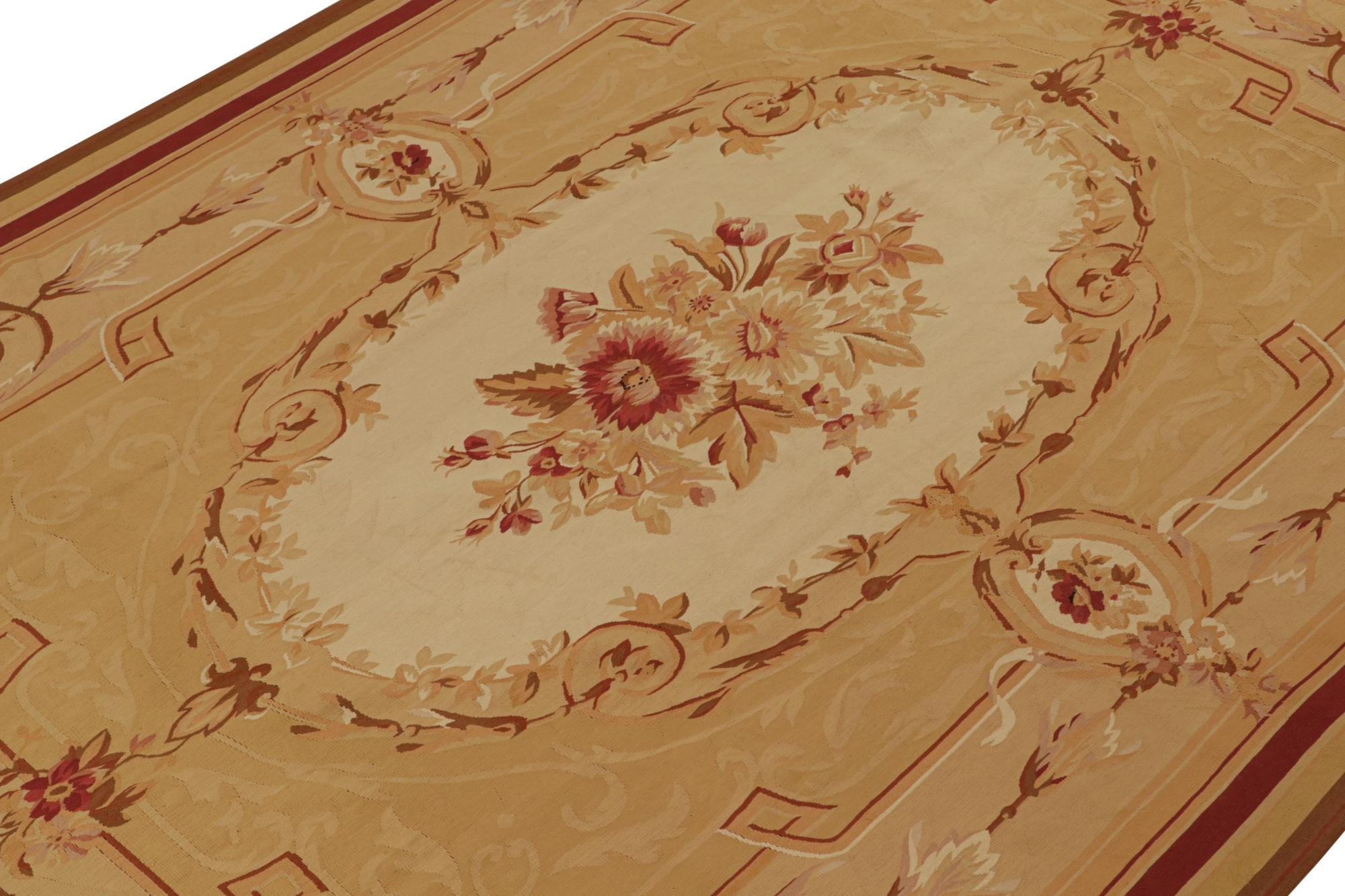 Ce tissage plat 9x12 de la collection de tapis européens de Rug & Kilim est une version contemporaine des tapis et tapisseries d'Aubusson du XVIIIe siècle. Tissé à la main dans une laine de qualité, cette pièce est issue des premières productions du