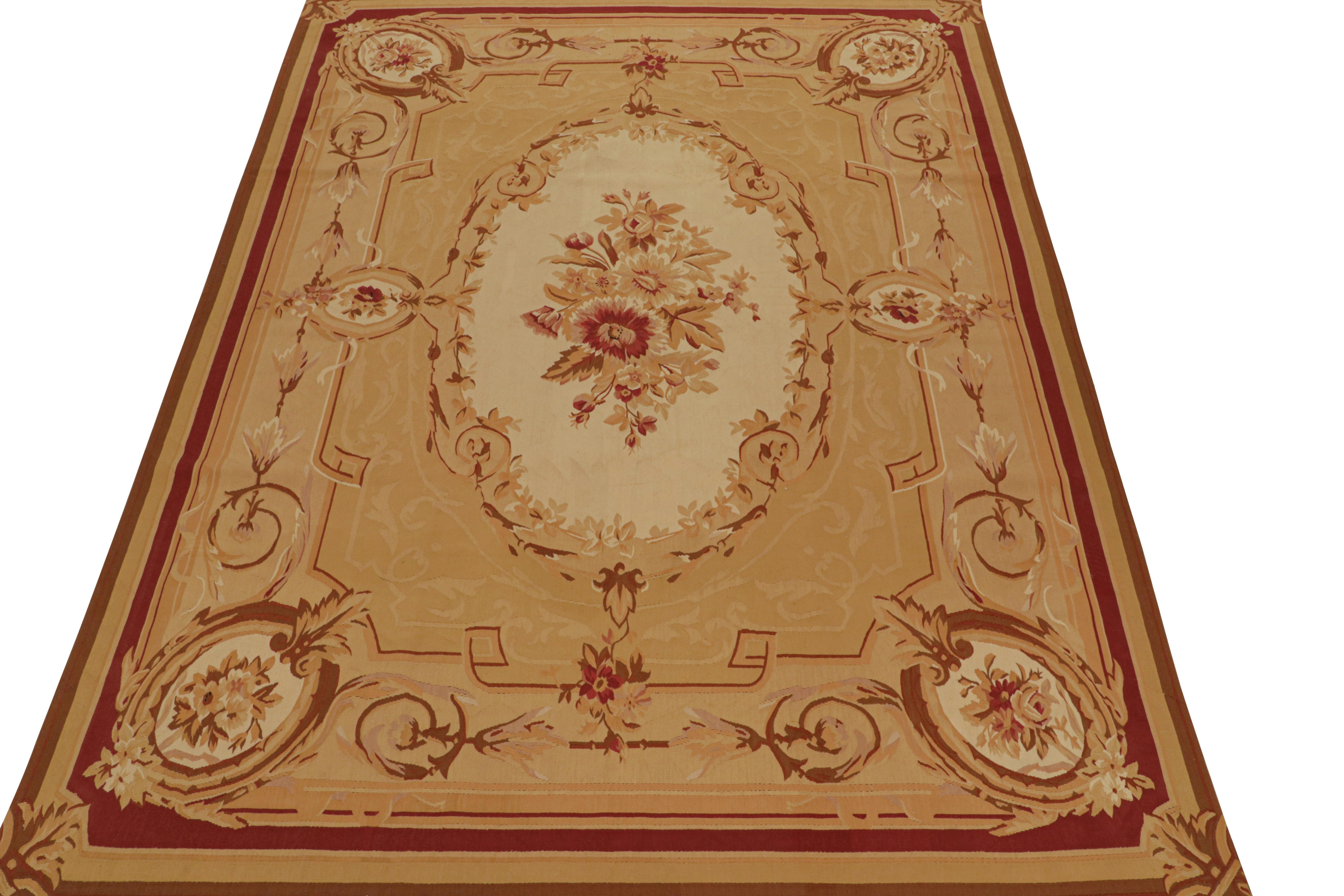 Alfombra Aubusson de Rug & Kilim estilo tejido plano con medallón floral dorado y rojo en Nuevo estado para la venta en Long Island City, NY