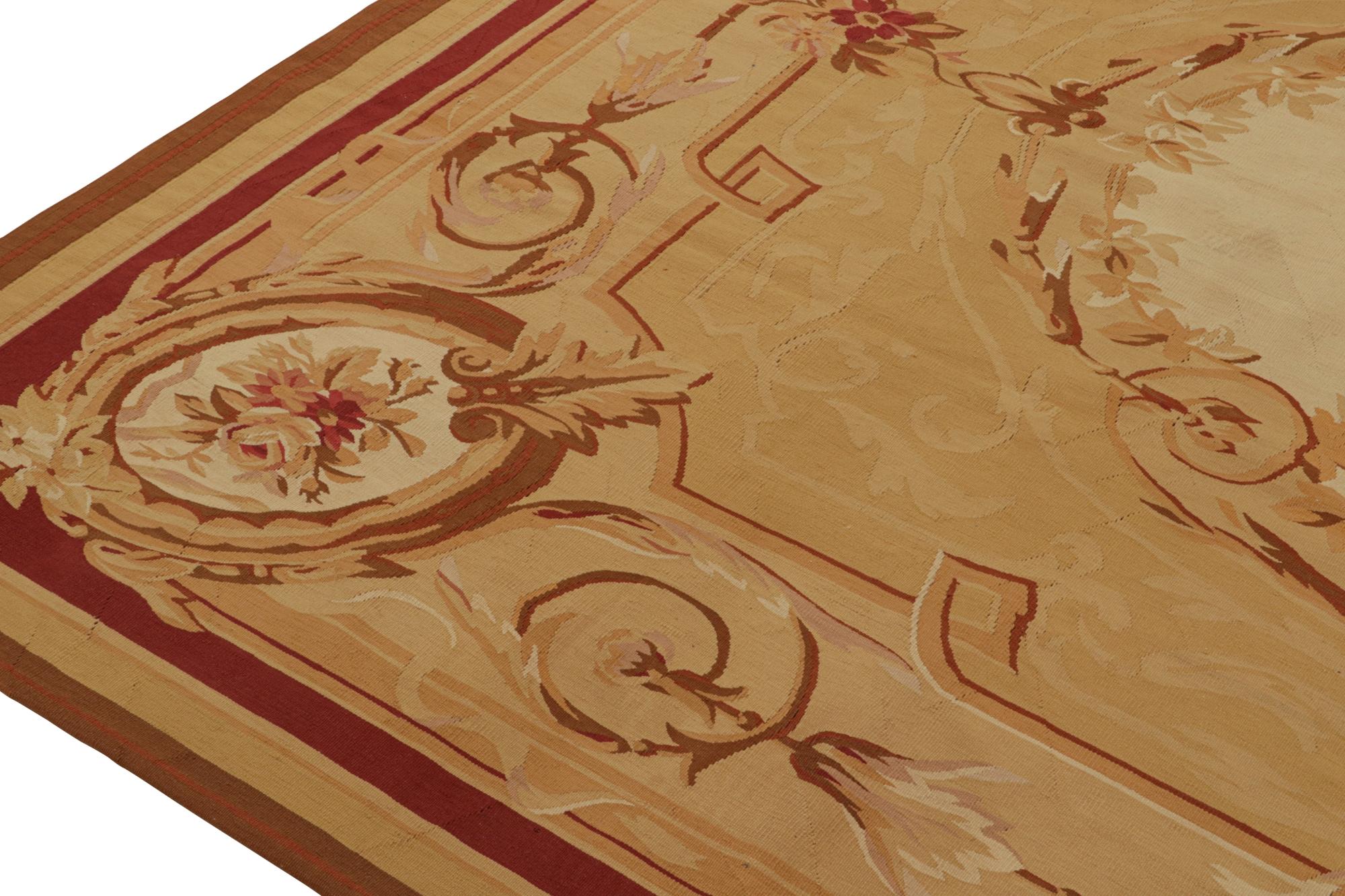 Alfombra Aubusson de Rug & Kilim estilo tejido plano con medallón floral dorado y rojo Siglo XXI y contemporáneo en venta
