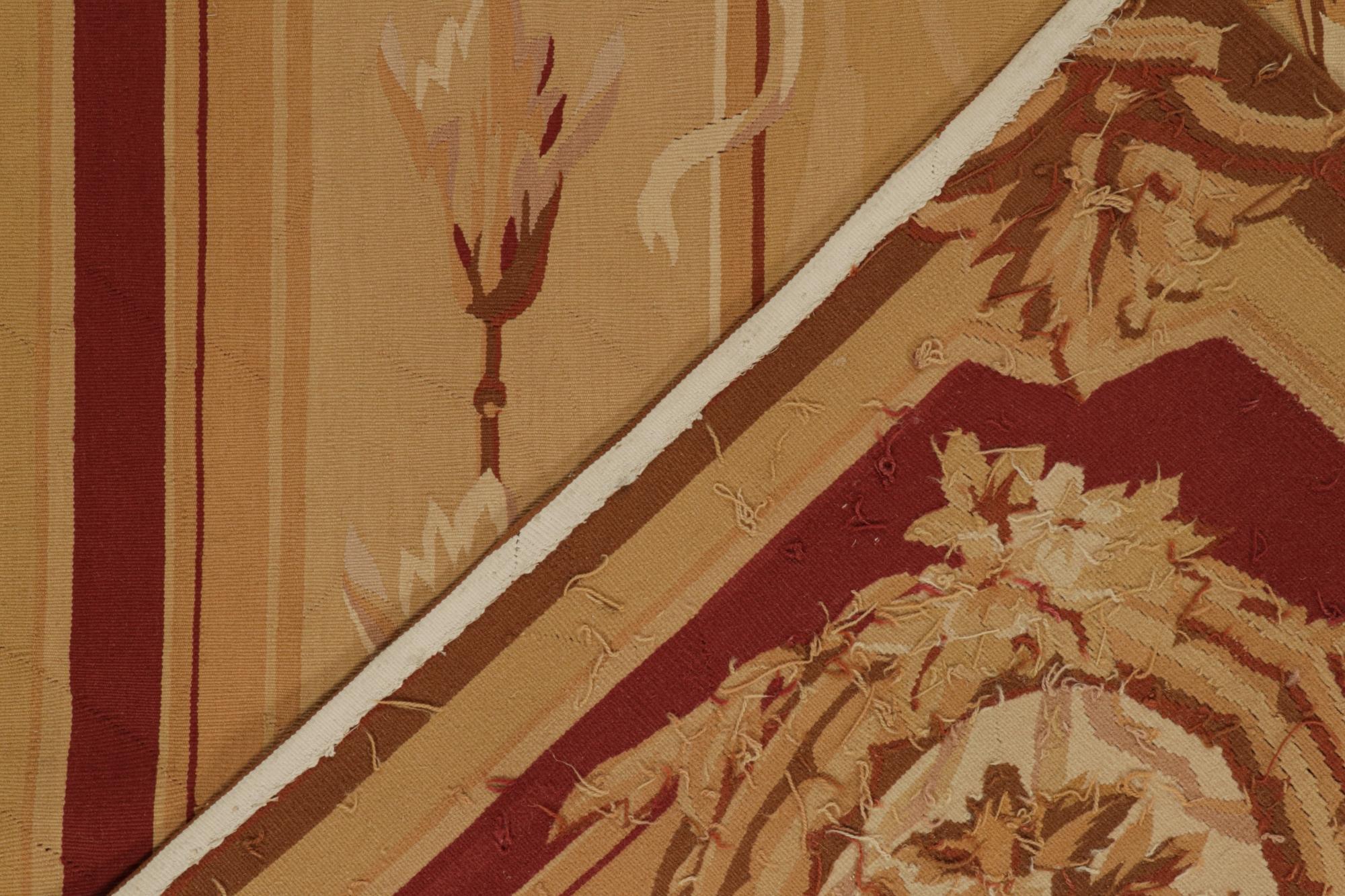 Laine Rug & Kilim's Aubusson Flatweave Style Rug with Gold and Red Floral Medallion (tapis à tissage plat d'Aubusson avec médaillon floral or et rouge) en vente