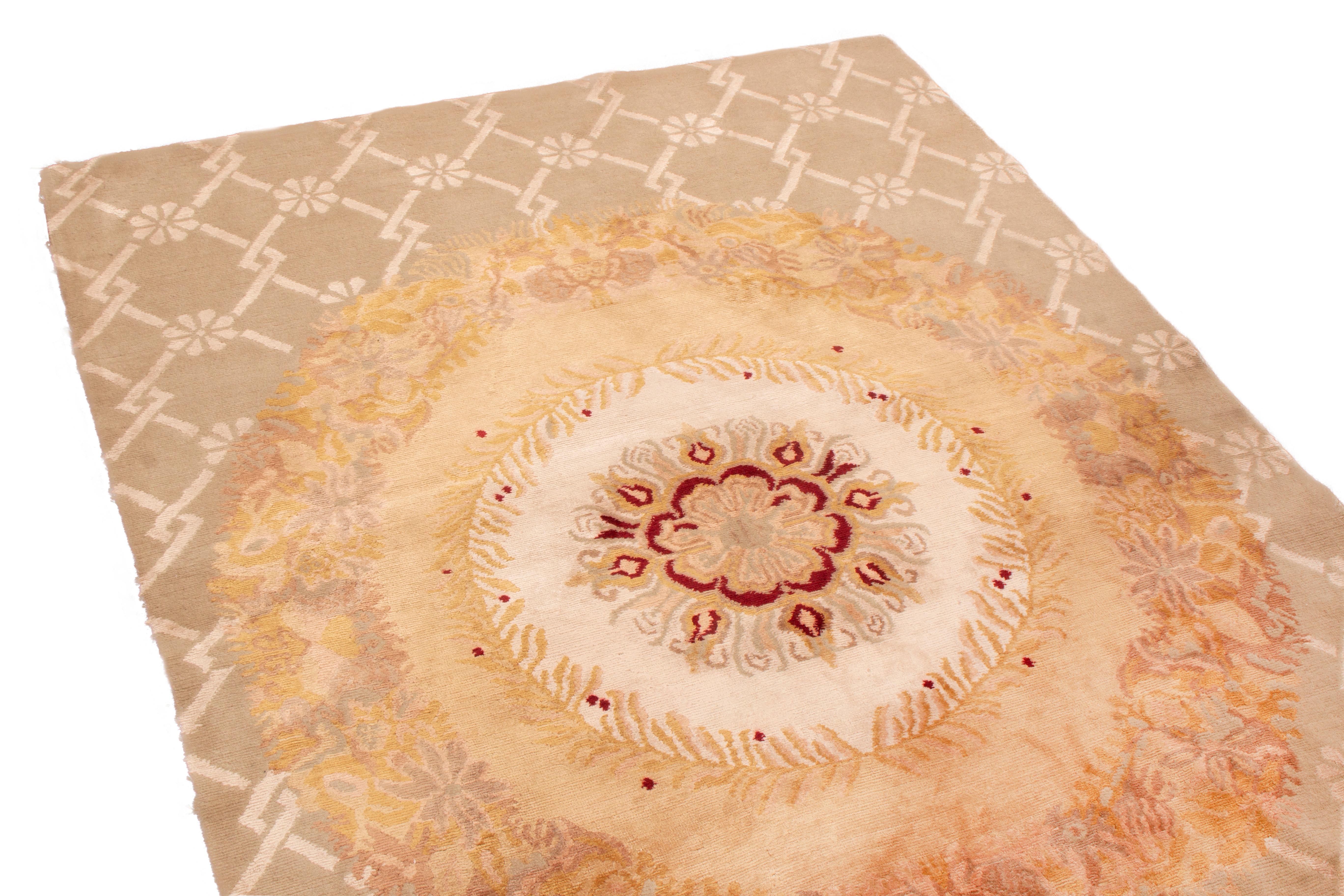 Annodato a mano in uno dei laboratori più rispettati del Nepal, l'aggiunta in lana e seta di Rug & Kilim alla sua collezione europea gode di un'invitante dimensionalità grazie al connubio di due distinti stili europei del XVIII secolo, come