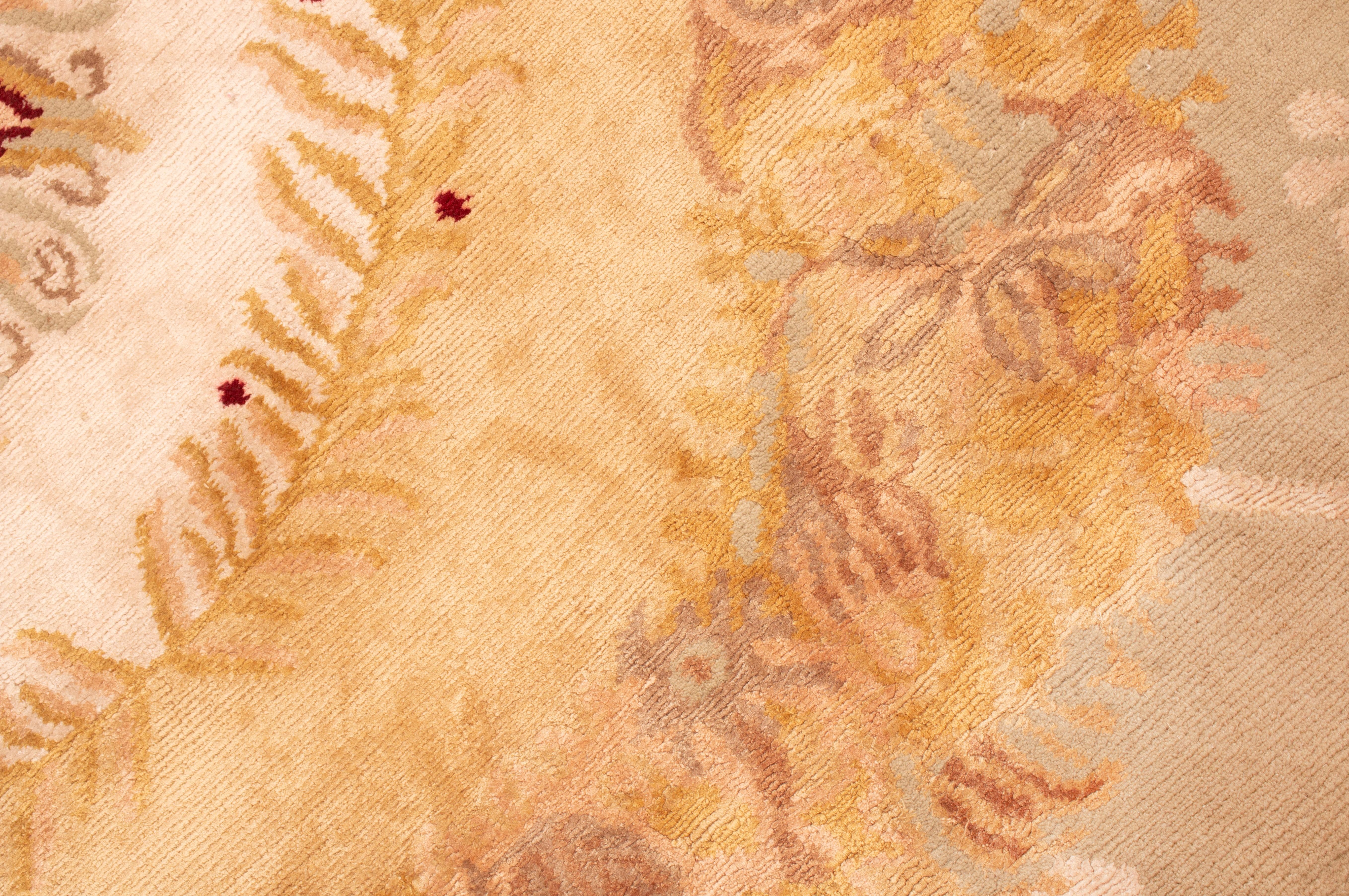 Aubusson Rug & Kilim è un tappeto di ispirazione floreale crema e oro in lana e seta. in vendita