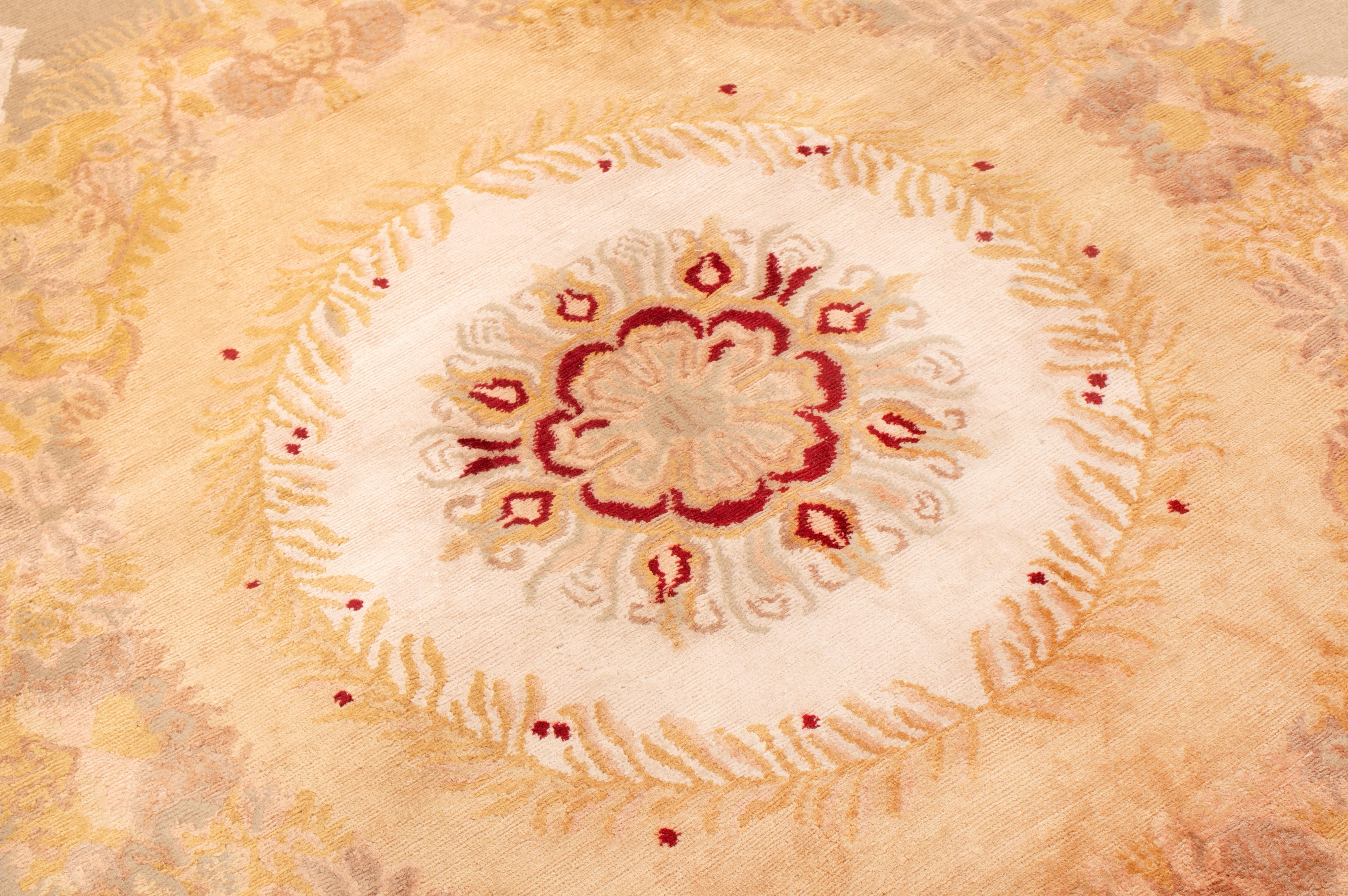 Nepalese Rug & Kilim è un tappeto di ispirazione floreale crema e oro in lana e seta. in vendita