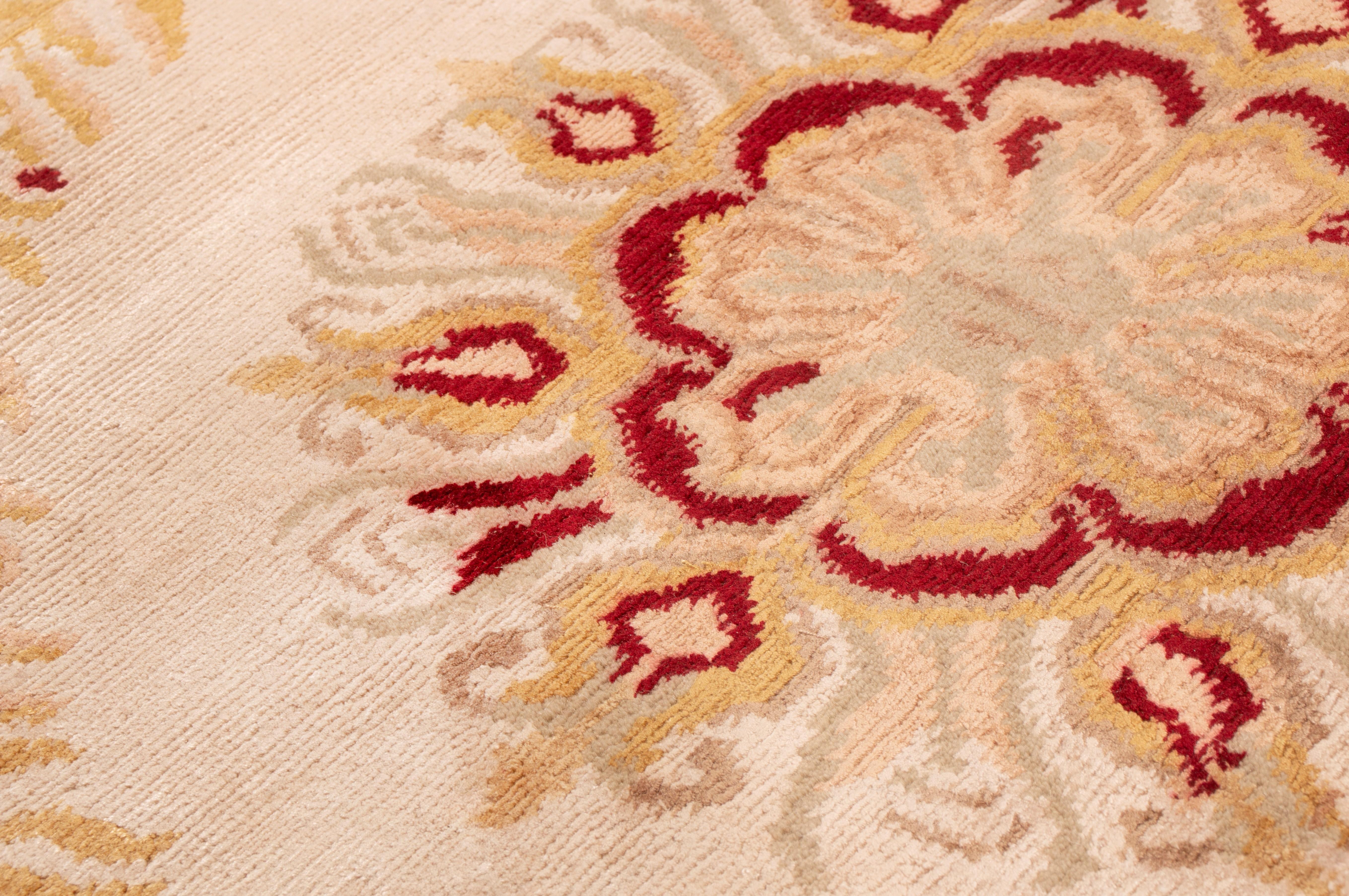 Annodato a mano Rug & Kilim è un tappeto di ispirazione floreale crema e oro in lana e seta. in vendita
