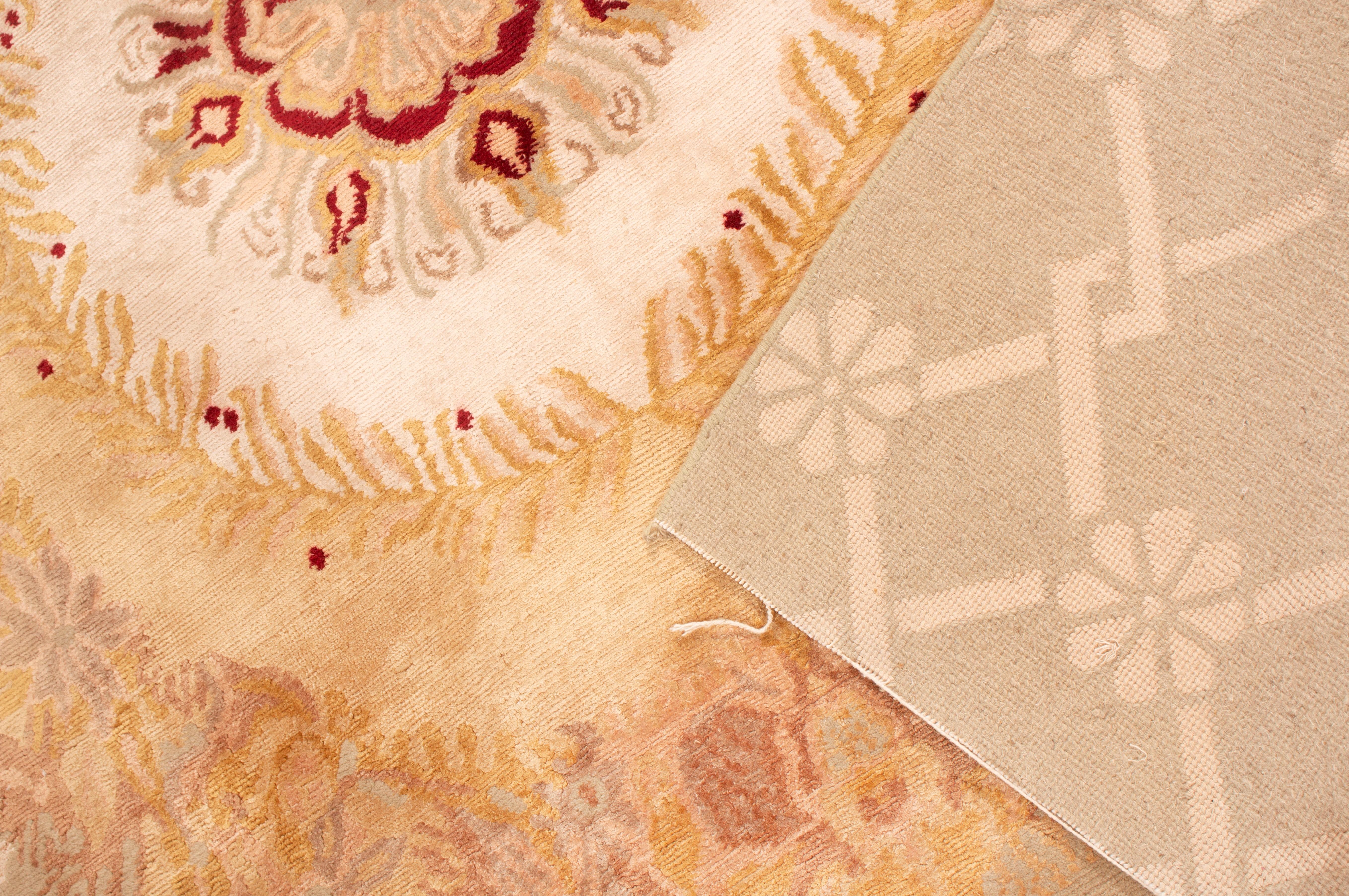 Rug & Kilim è un tappeto di ispirazione floreale crema e oro in lana e seta. In condizioni Nuovo in vendita a Long Island City, NY