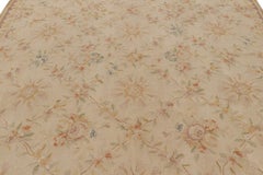 Tapis d'Aubusson beige à motifs floraux colorés de Rug & Kilim