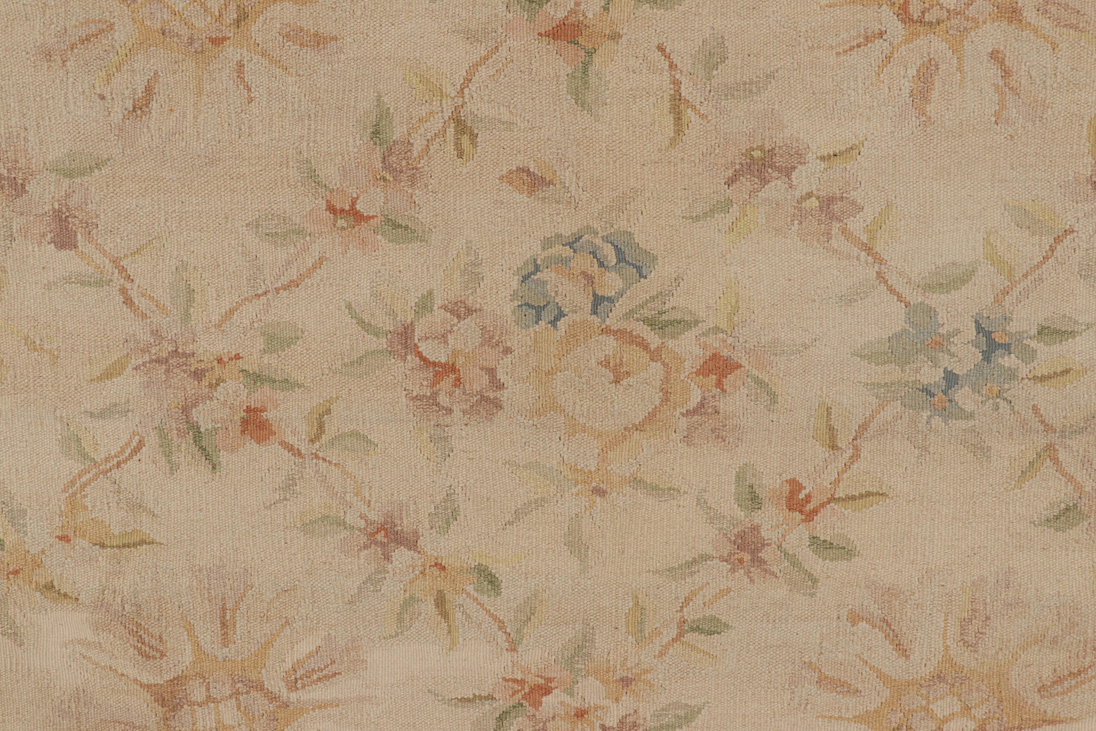 Rug & Kilim's Aubusson-Teppich in Beige mit bunten Blumenmustern (Chinesisch) im Angebot