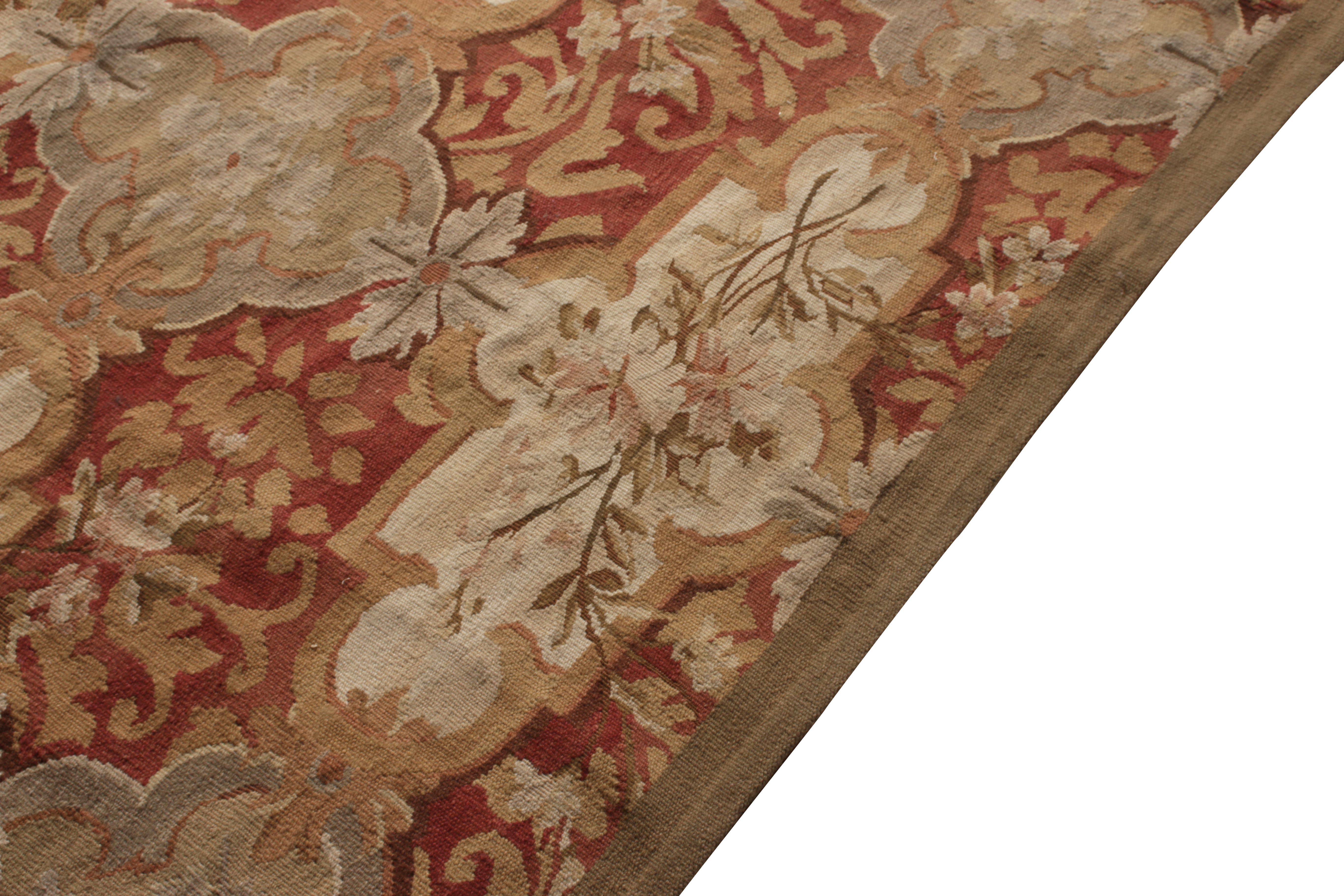 Rug & Kilim's Tejido Plano Estilo Aubusson Beige-Marrón Rojo Motivo Floral Chino en venta