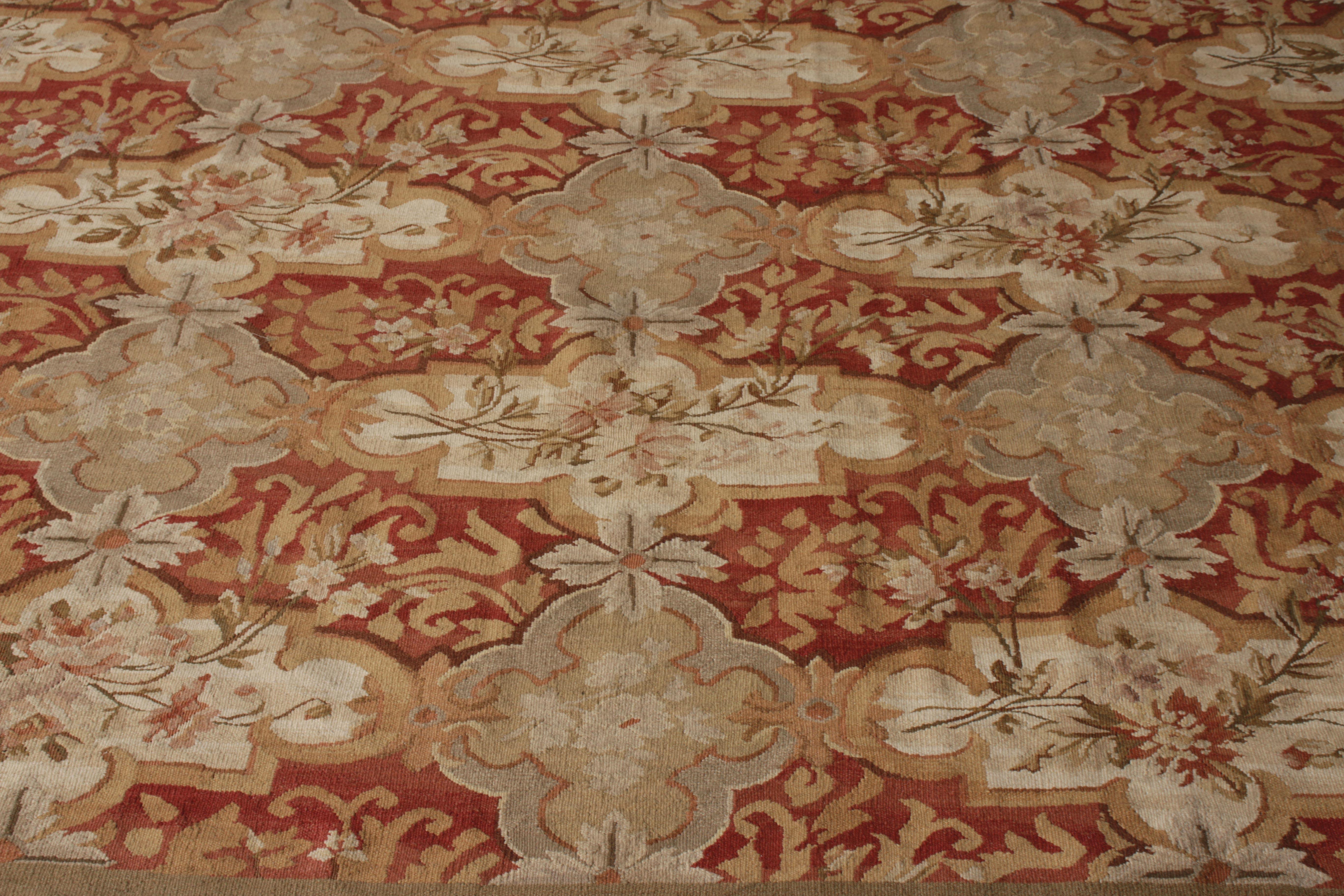Annodato a mano Rug & Kilim in stile Aubusson a trama piatta beige-marrone con motivo floreale rosso in vendita