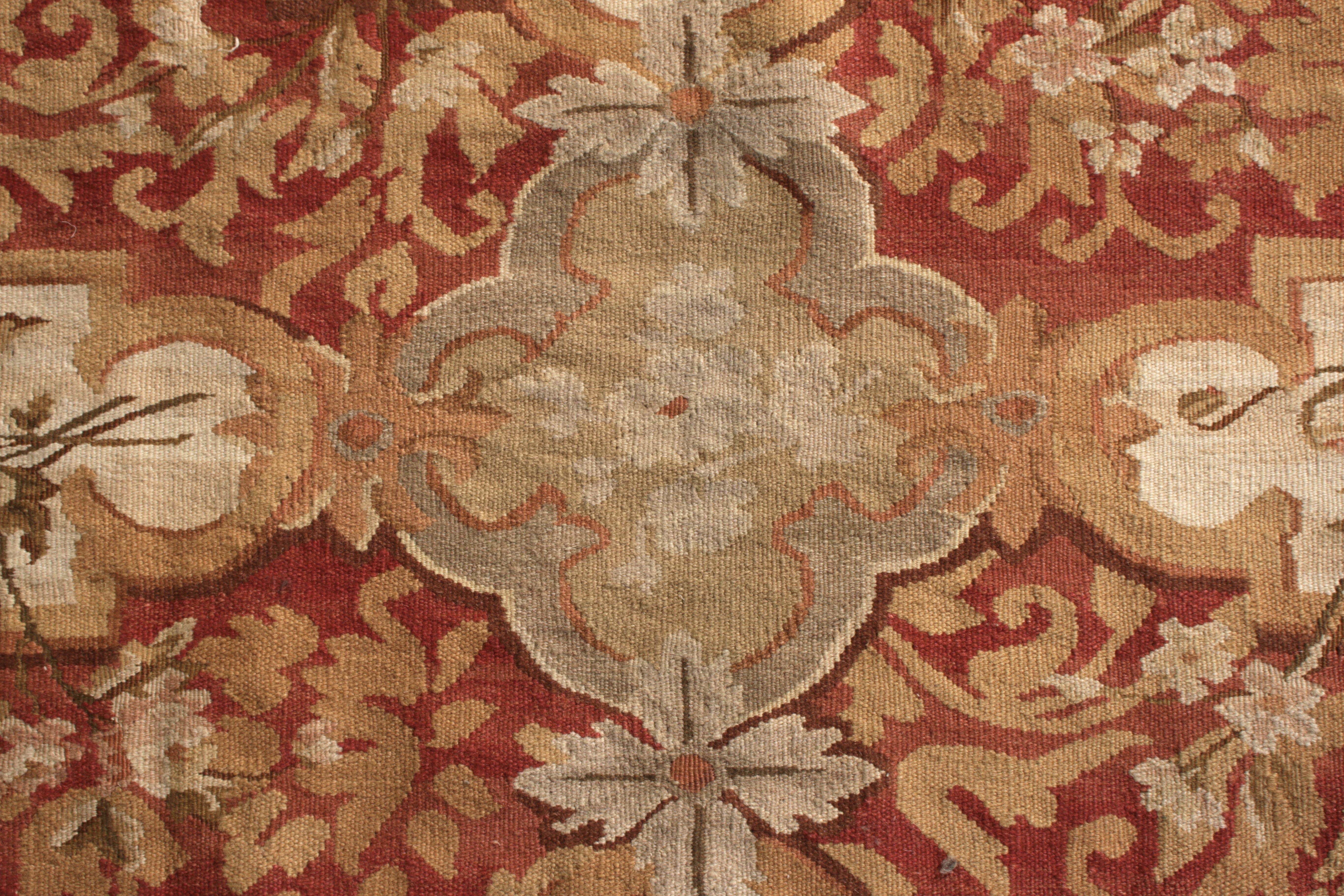 Rug & Kilim's Tejido Plano Estilo Aubusson Beige-Marrón Rojo Motivo Floral en Excelente estado para la venta en Long Island City, NY