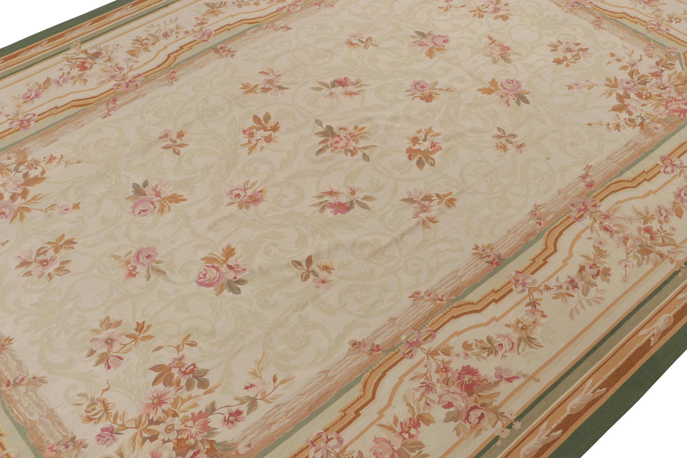 Annodato a mano Rug & Kilim è un tappeto a trama piatta in stile Aubusson con motivi floreali beige, marroni e rosa. in vendita