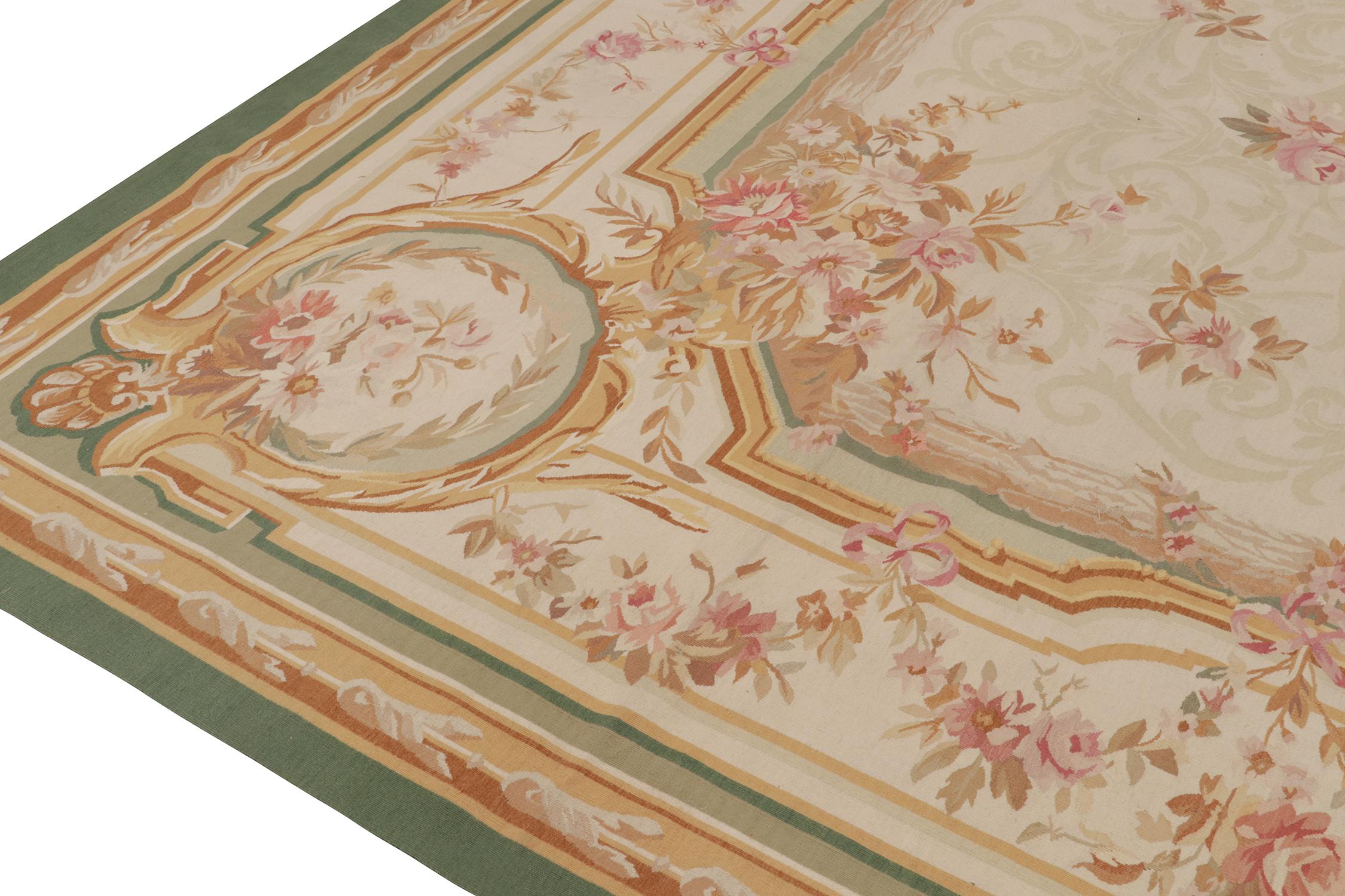 Rug & Kilim è un tappeto a trama piatta in stile Aubusson con motivi floreali beige, marroni e rosa. In condizioni Nuovo in vendita a Long Island City, NY