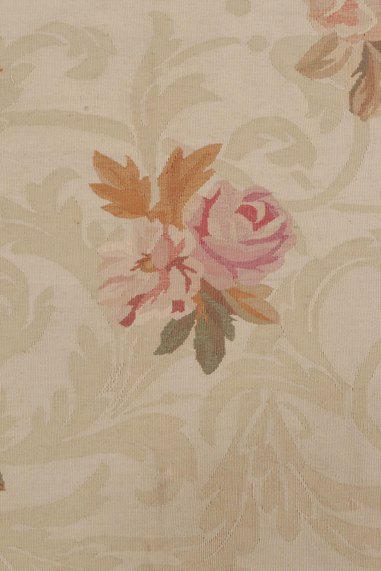 XXI secolo e contemporaneo Rug & Kilim è un tappeto a trama piatta in stile Aubusson con motivi floreali beige, marroni e rosa. in vendita