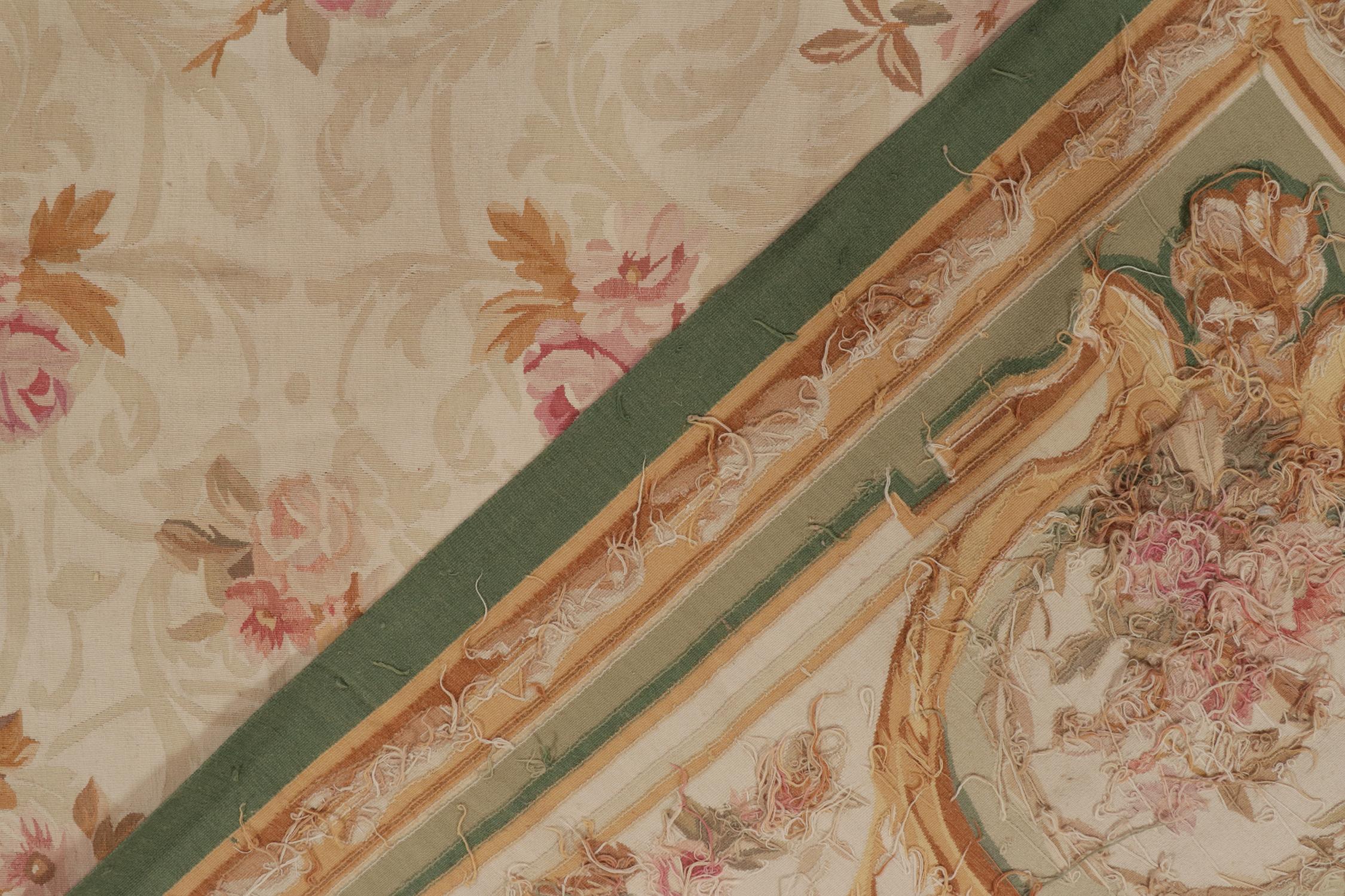 Lana Rug & Kilim è un tappeto a trama piatta in stile Aubusson con motivi floreali beige, marroni e rosa. in vendita