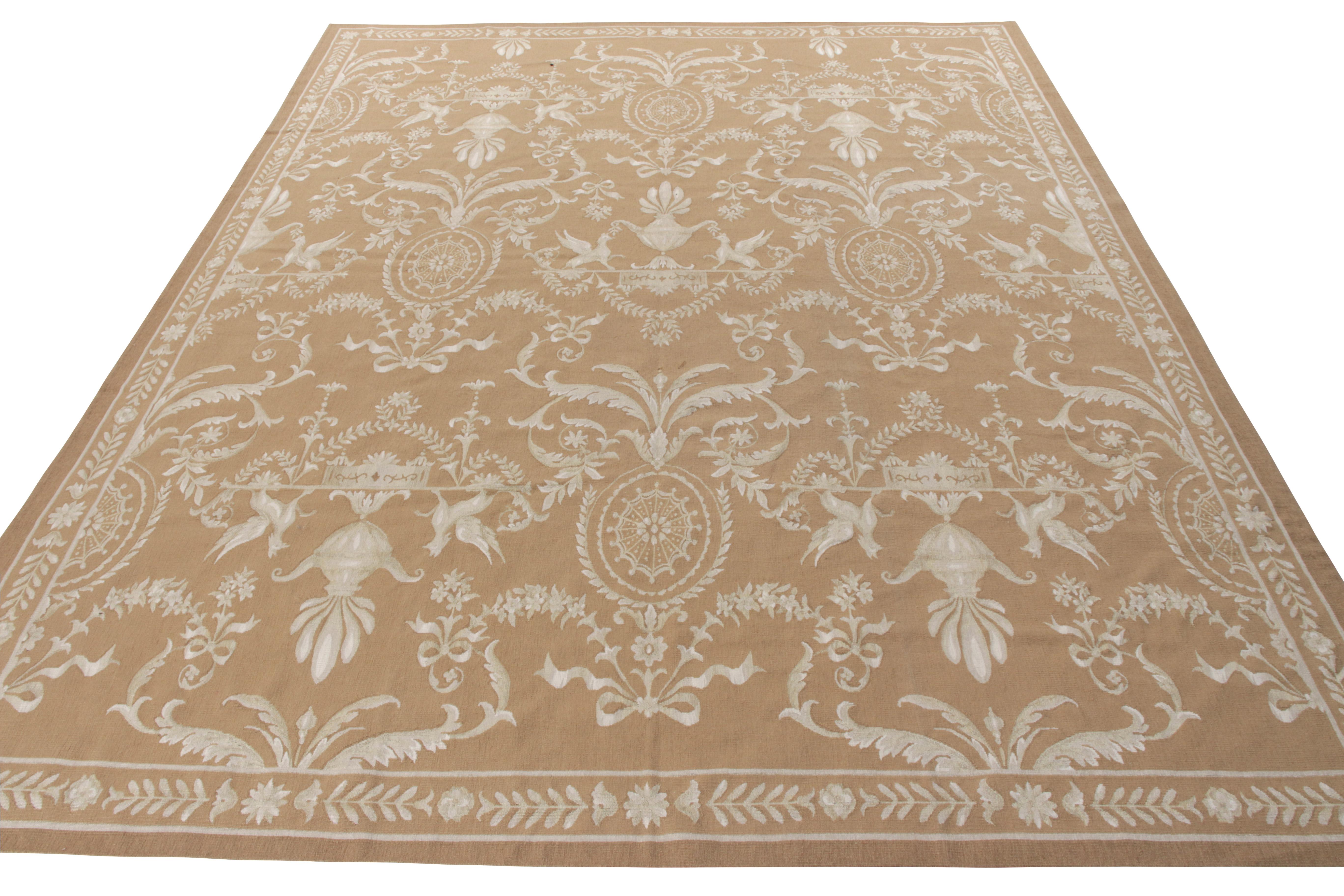 Un'ode 8x11 ai celebri tappeti a trama piatta di Aubusson, dall'ambita collezione europea di Rug & Kilim. Questo Kilim neoclassico è finemente intrecciato e presenta un motivo floreale in una tonalità beige-marrone e bianca. Una rivisitazione