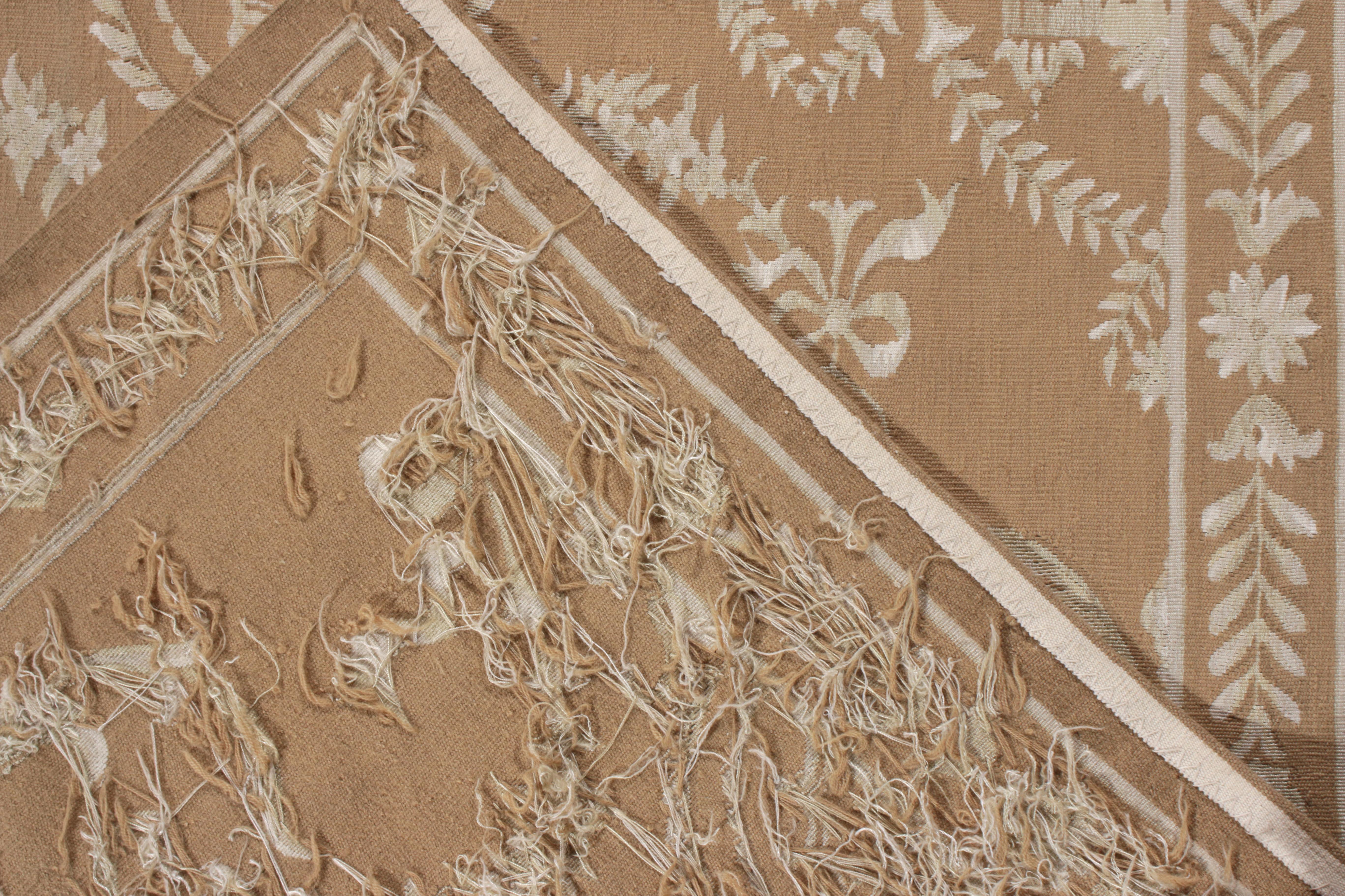 Tapis et tissage plat de style Kilims Aubusson en brun beige et blanc à motifs floraux Neuf - En vente à Long Island City, NY