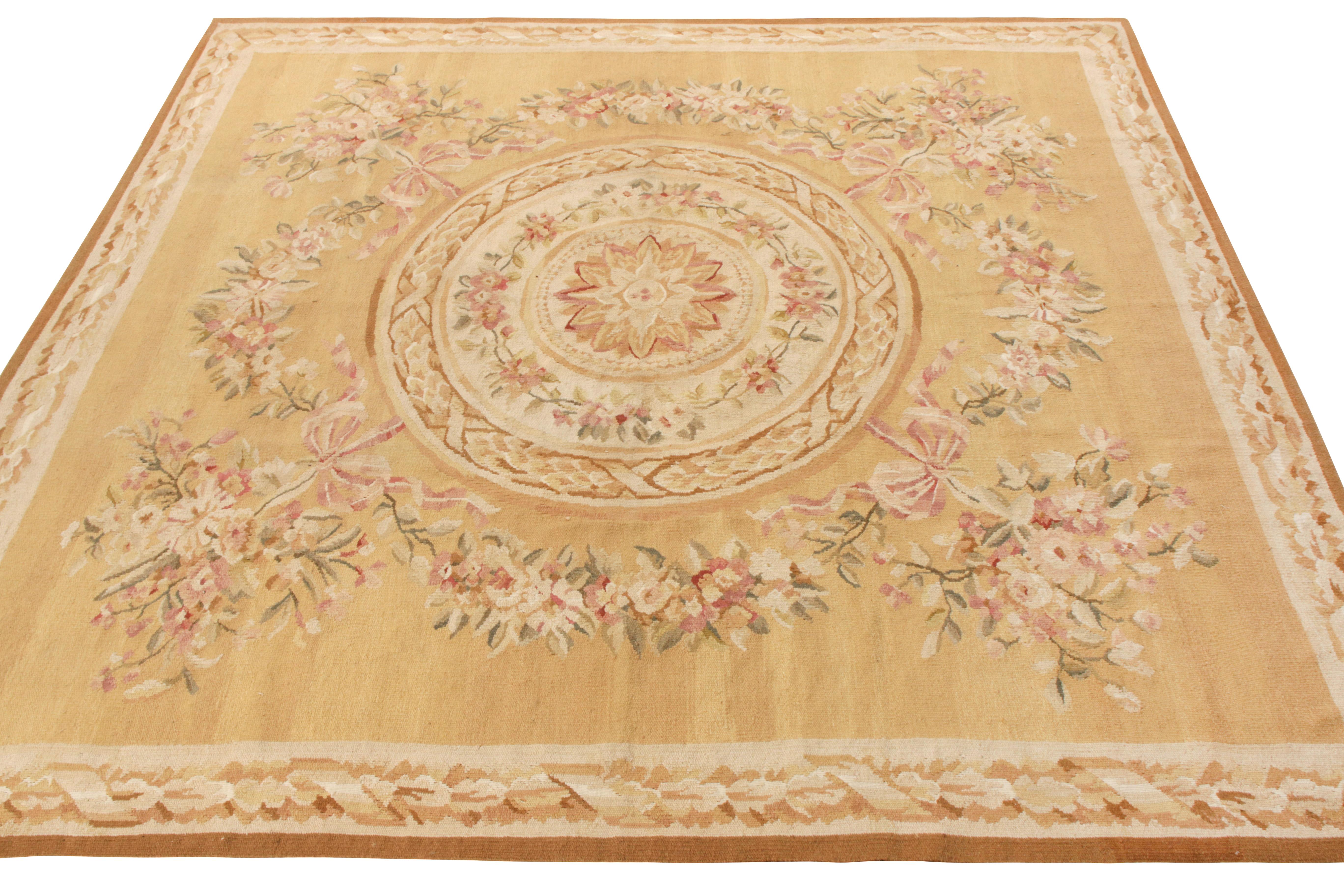 Une ode de 8x8 à la célèbre tapisserie d'Aubusson du 18e siècle, style tissage plat, de la Collection européenne de Rug & Kilim. Tissé à la main en laine, ce tapis d'inspiration néoclassique présente un motif floral médaillon visuellement saisissant