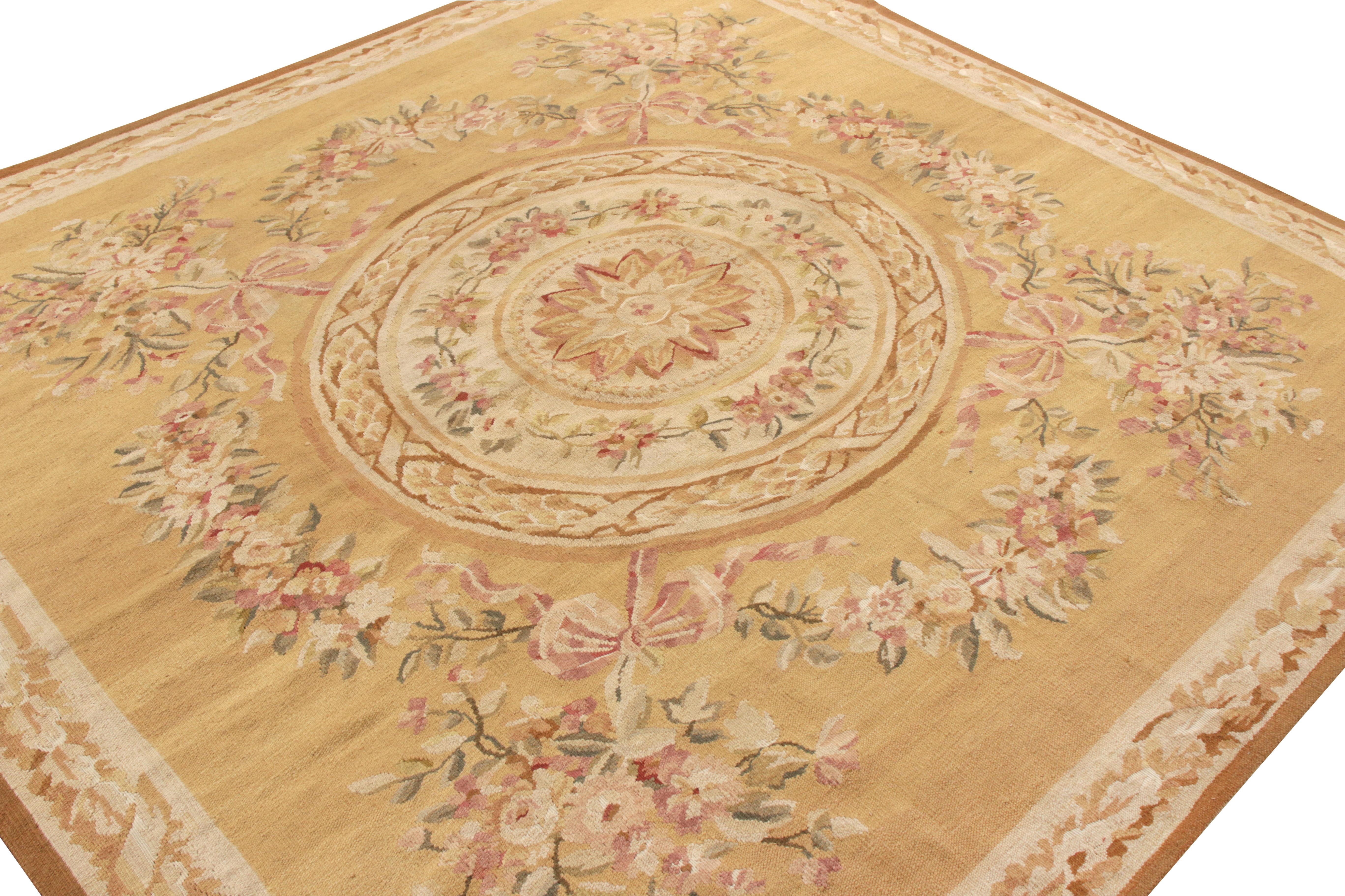 Rug & Kilim's Aubusson Style Flat Weave in Beige, Creme Medaillon Blumenmuster (Chinesisch) im Angebot