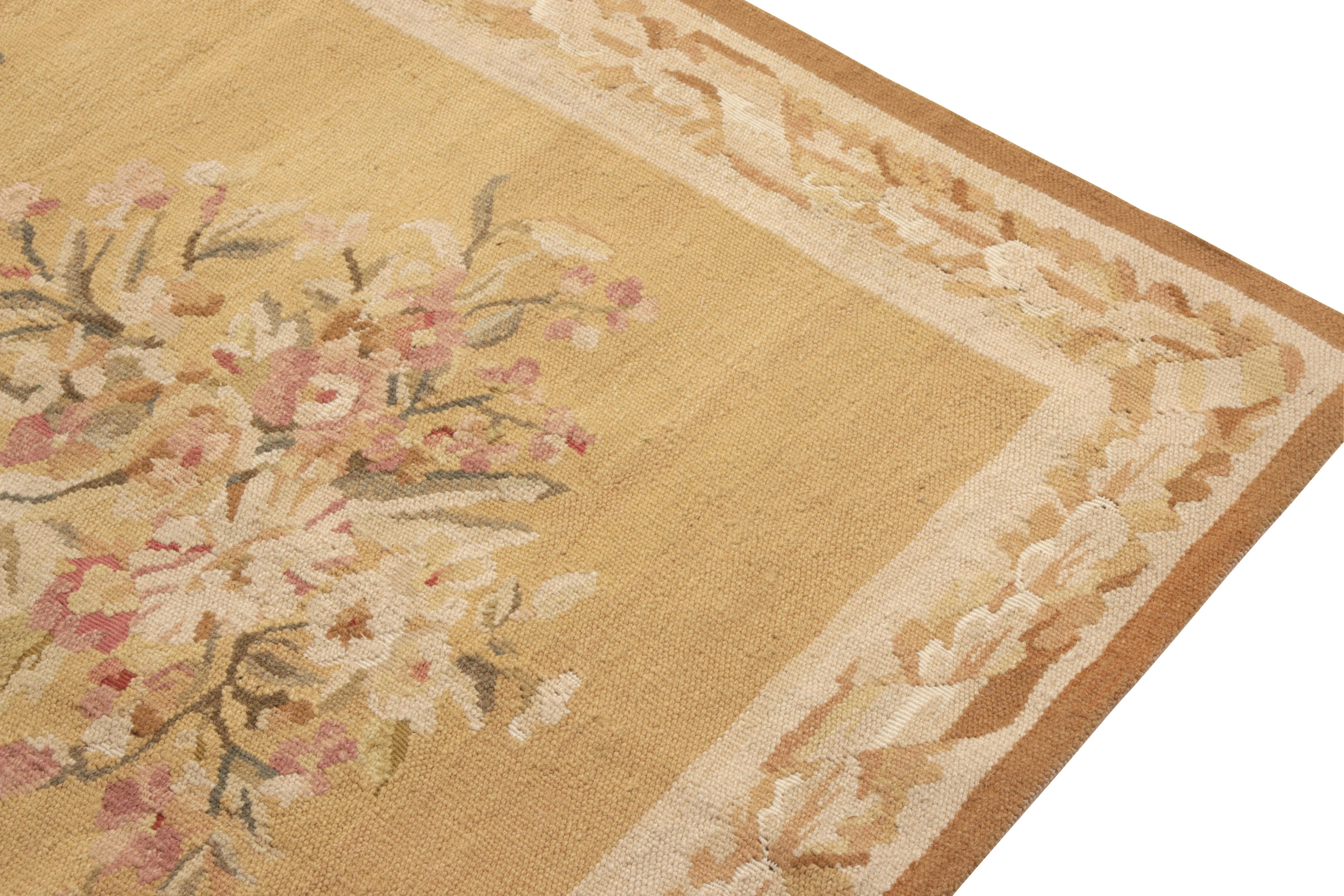 Noué à la main Tapis & Kilim's Aubusson Style Flat Weave in Beige, Cream Medallion Floral Pattern (motif floral en médaillon) en vente