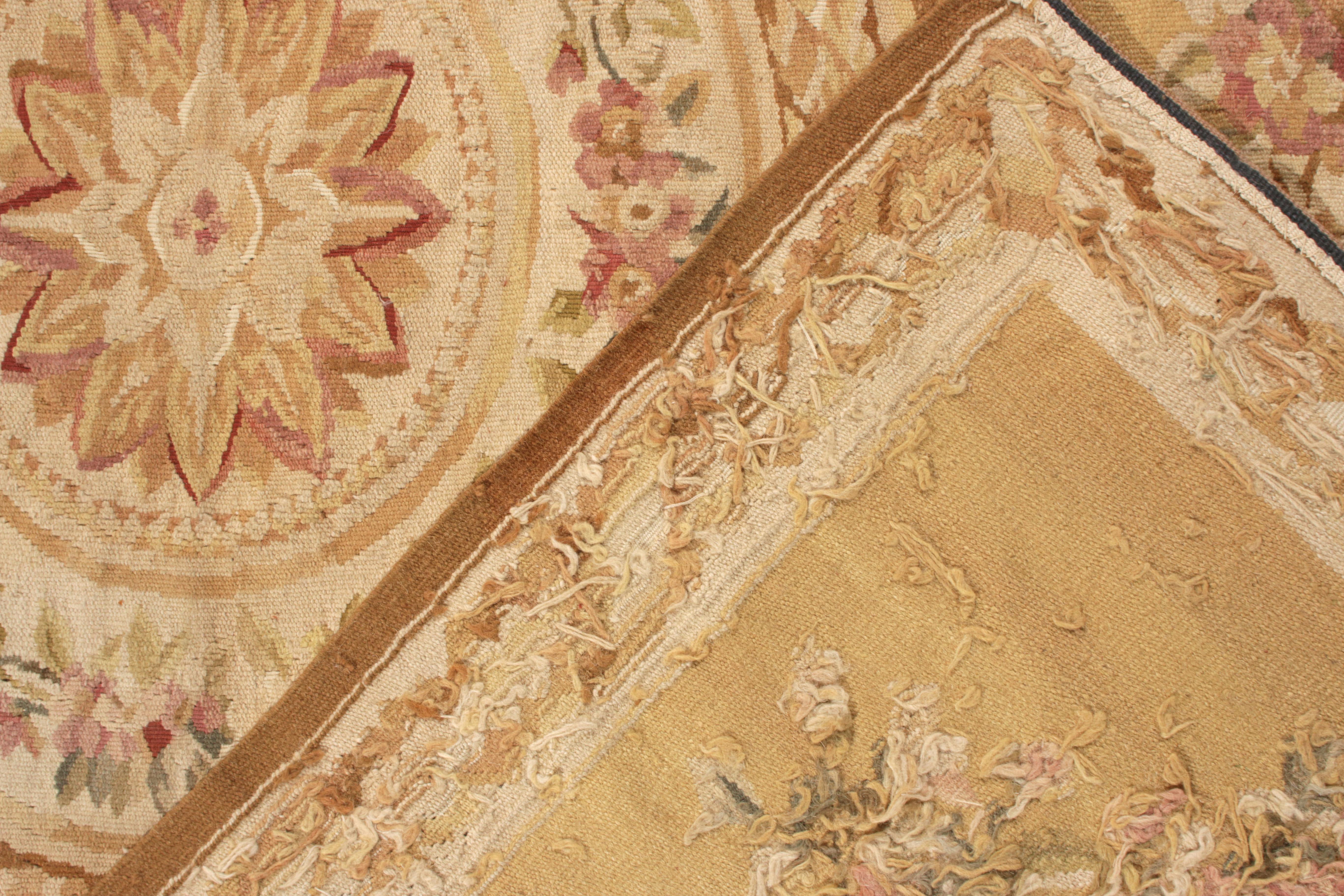 Tapis & Kilim's Aubusson Style Flat Weave in Beige, Cream Medallion Floral Pattern (motif floral en médaillon) Neuf - En vente à Long Island City, NY
