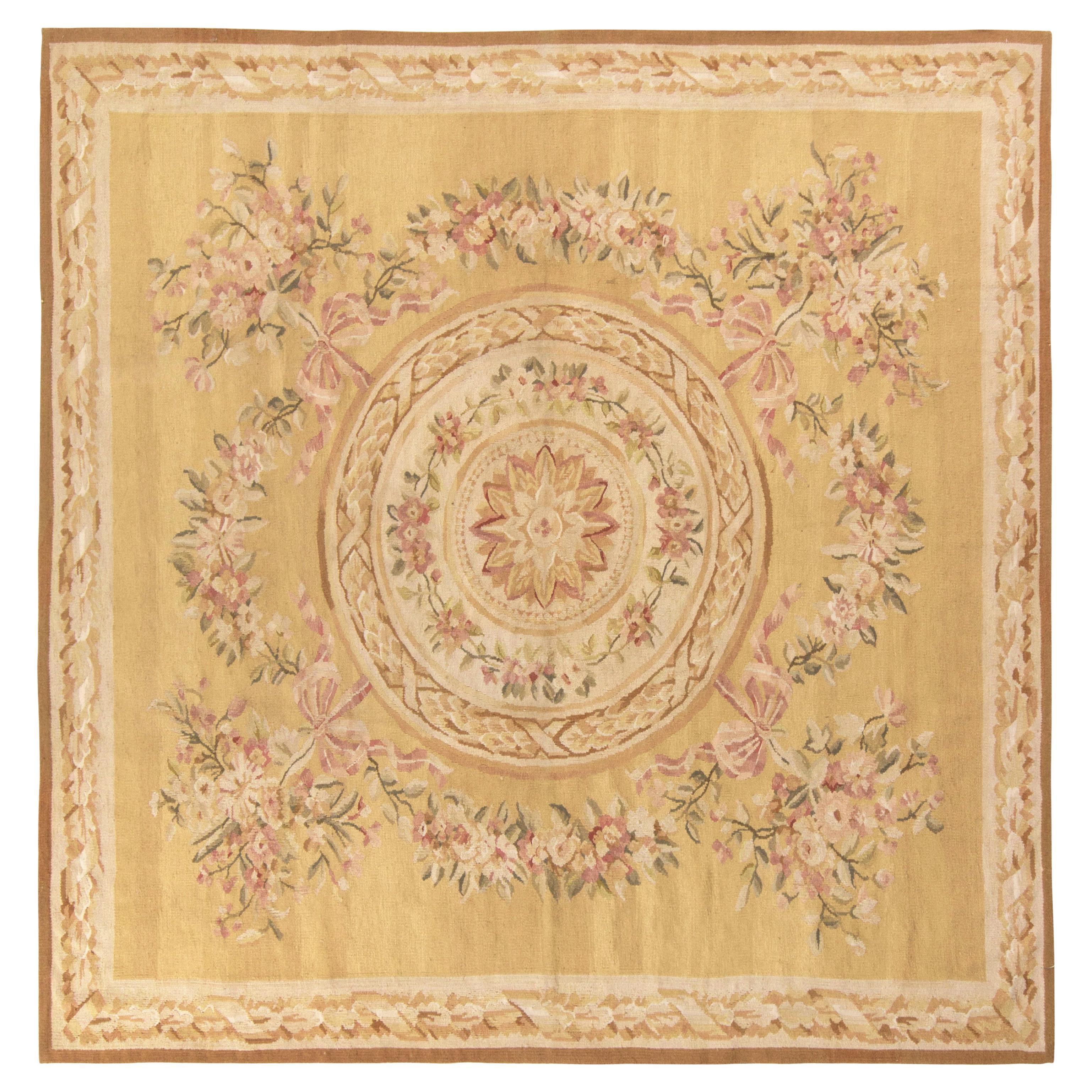 Flachgewebter Teppich im Aubusson-Stil in Beige, Creme mit Medaillon-Blumenmuster von Teppich & Kilims