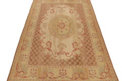 Tapis et Kilim à tissage plat de style Aubusson en médaillon floral brun, or et rouge