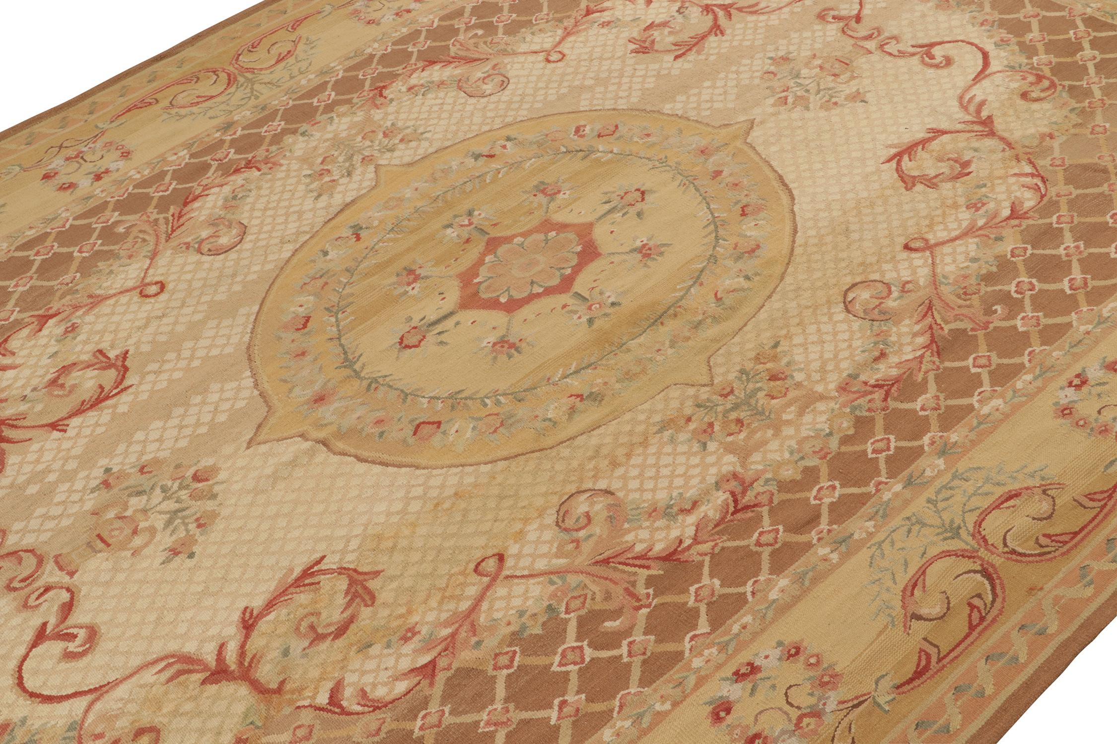 Annodato a mano Rug & Kilim è un tappeto a trama piatta in stile Aubusson con medaglione floreale marrone, oro e rosso. in vendita