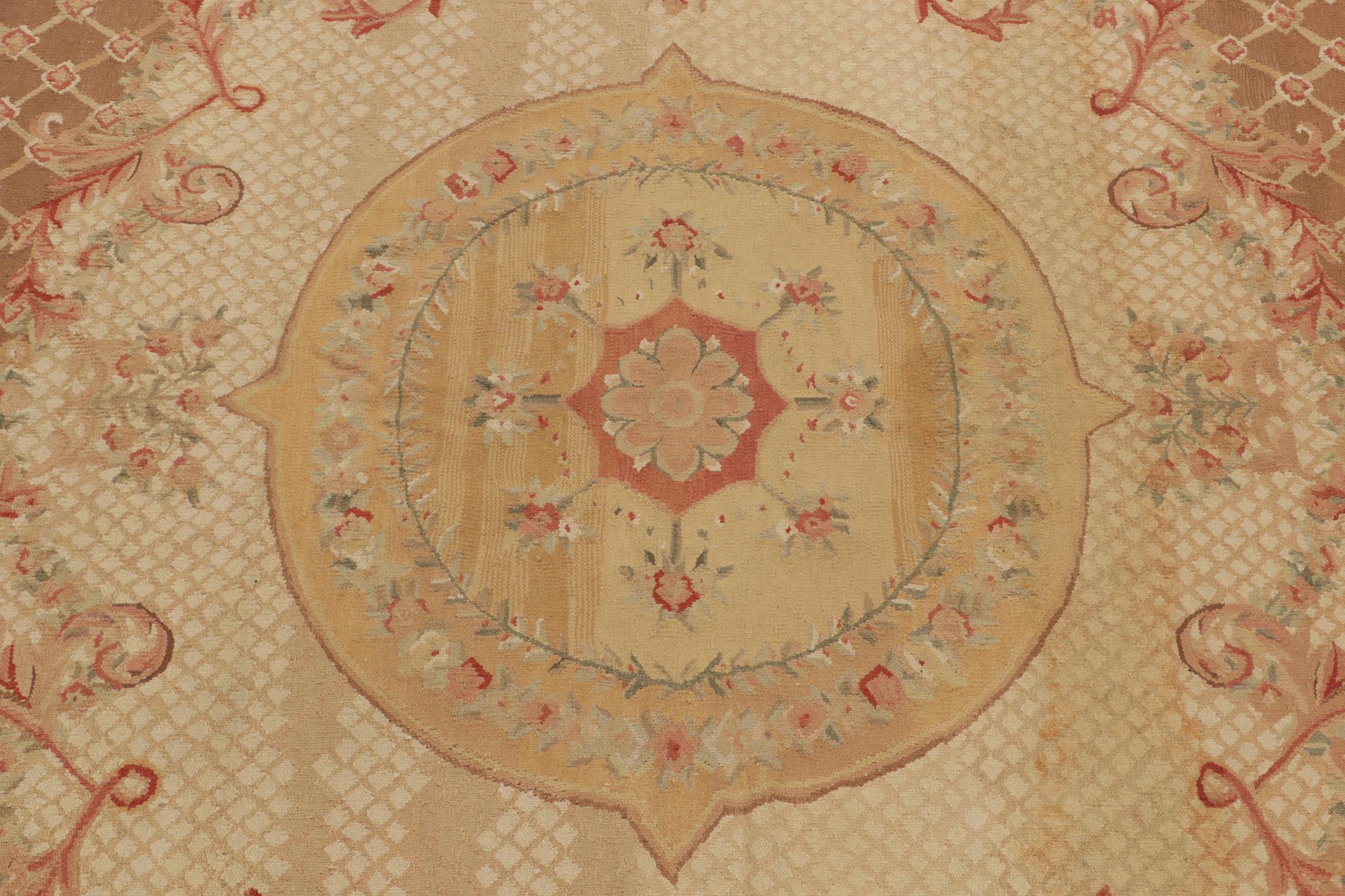 XXI secolo e contemporaneo Rug & Kilim è un tappeto a trama piatta in stile Aubusson con medaglione floreale marrone, oro e rosso. in vendita