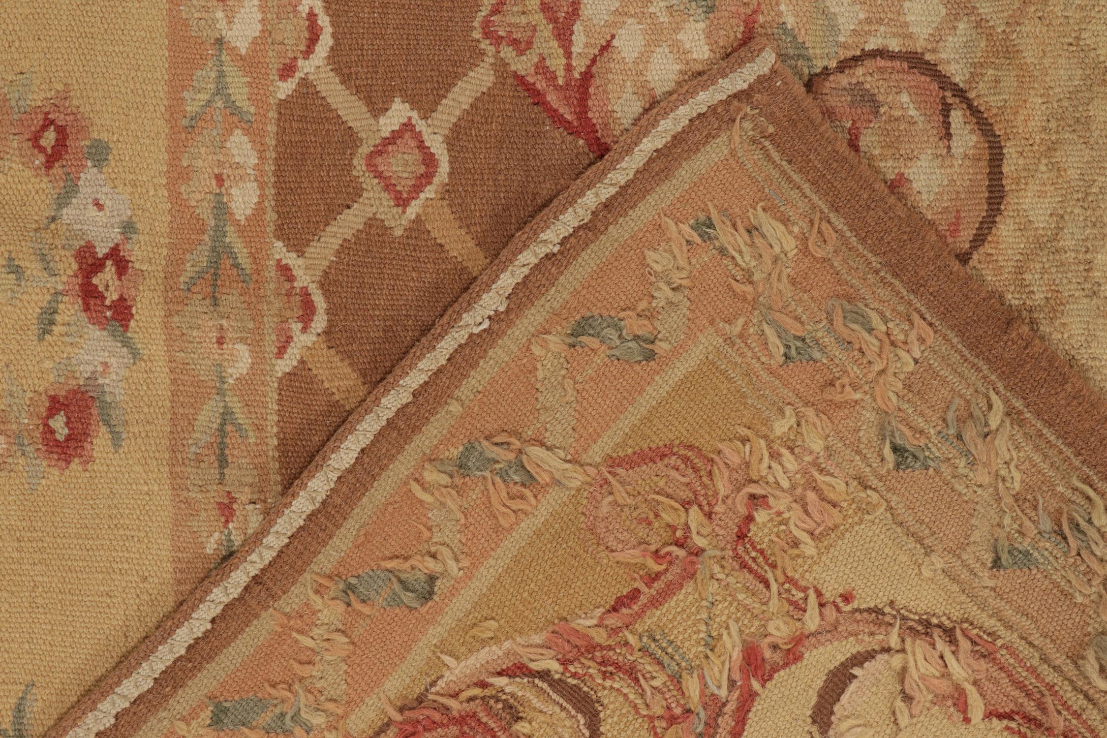 Lana Rug & Kilim è un tappeto a trama piatta in stile Aubusson con medaglione floreale marrone, oro e rosso. in vendita
