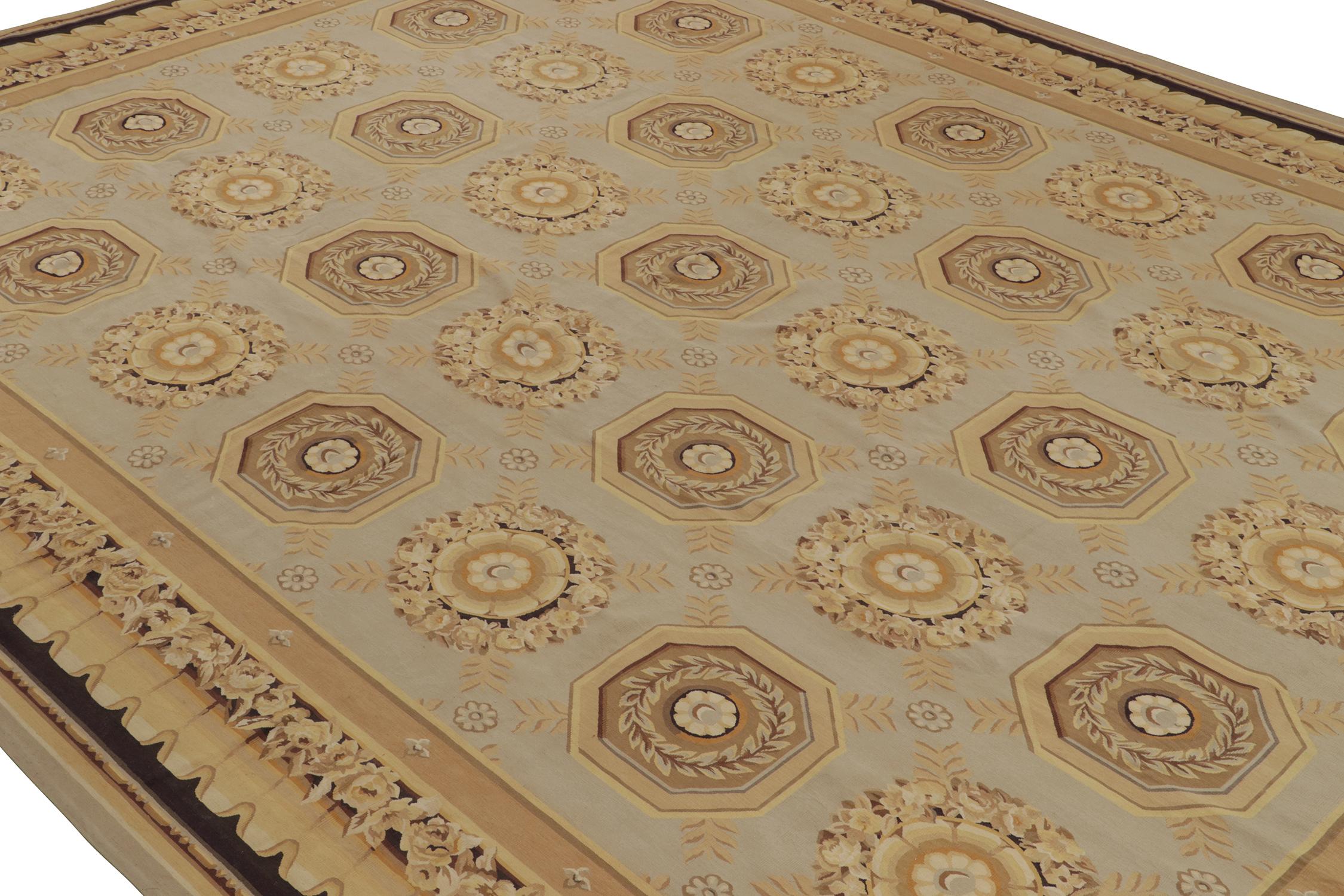 Annodato a mano Rug & Kilim è un tappeto a trama piatta in stile Aubusson con motivi floreali grigi, beige e oro. in vendita