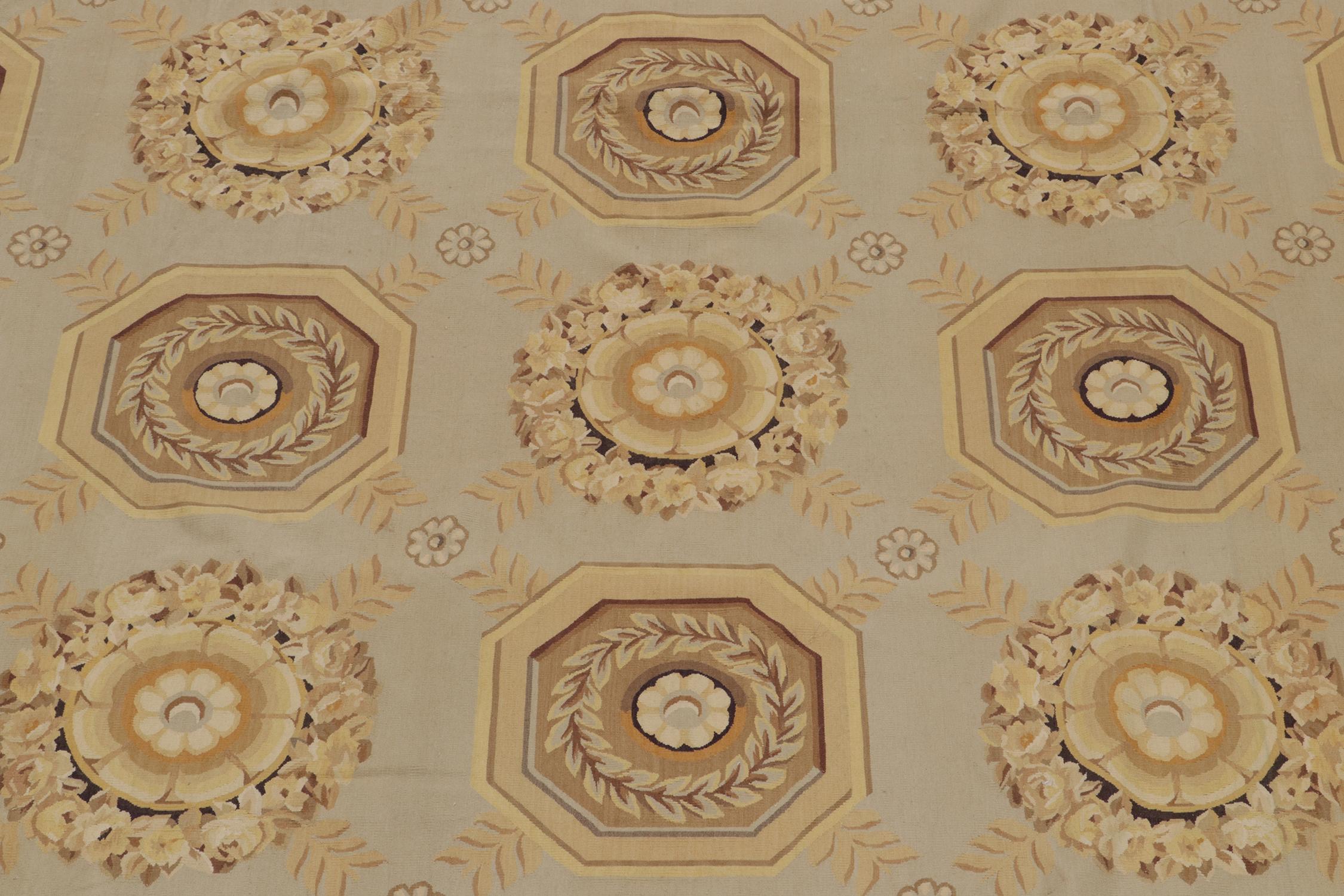 XXI secolo e contemporaneo Rug & Kilim è un tappeto a trama piatta in stile Aubusson con motivi floreali grigi, beige e oro. in vendita