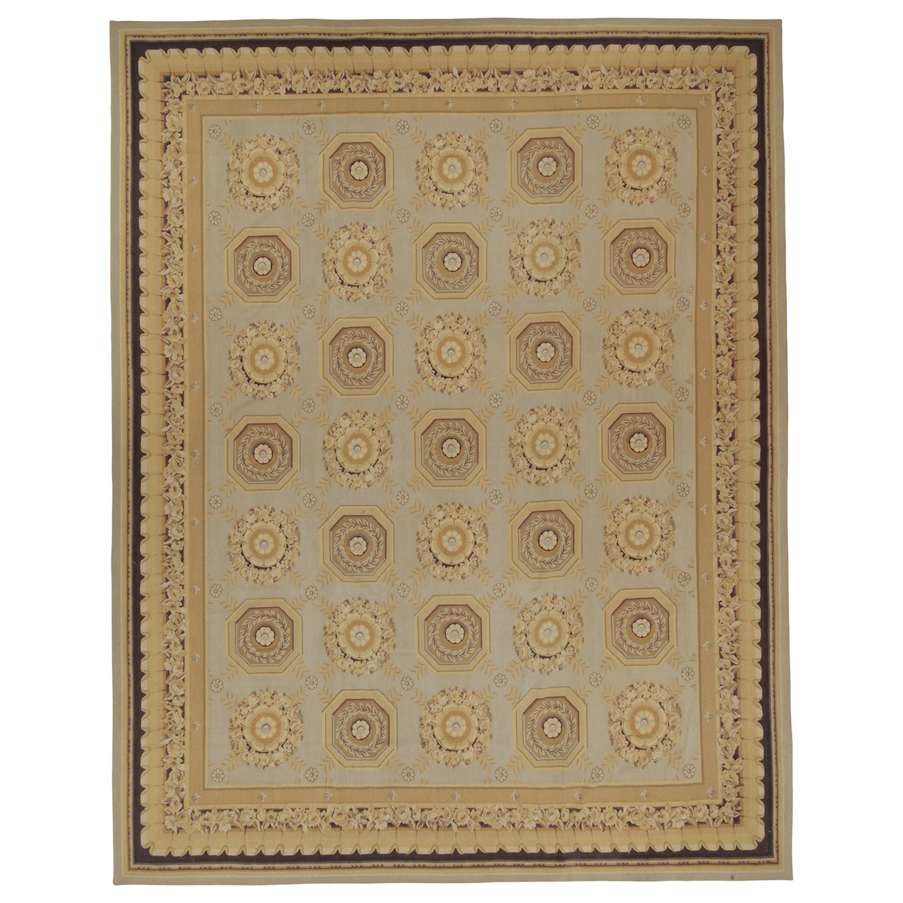 Rug & Kilim è un tappeto a trama piatta in stile Aubusson con motivi floreali grigi, beige e oro.