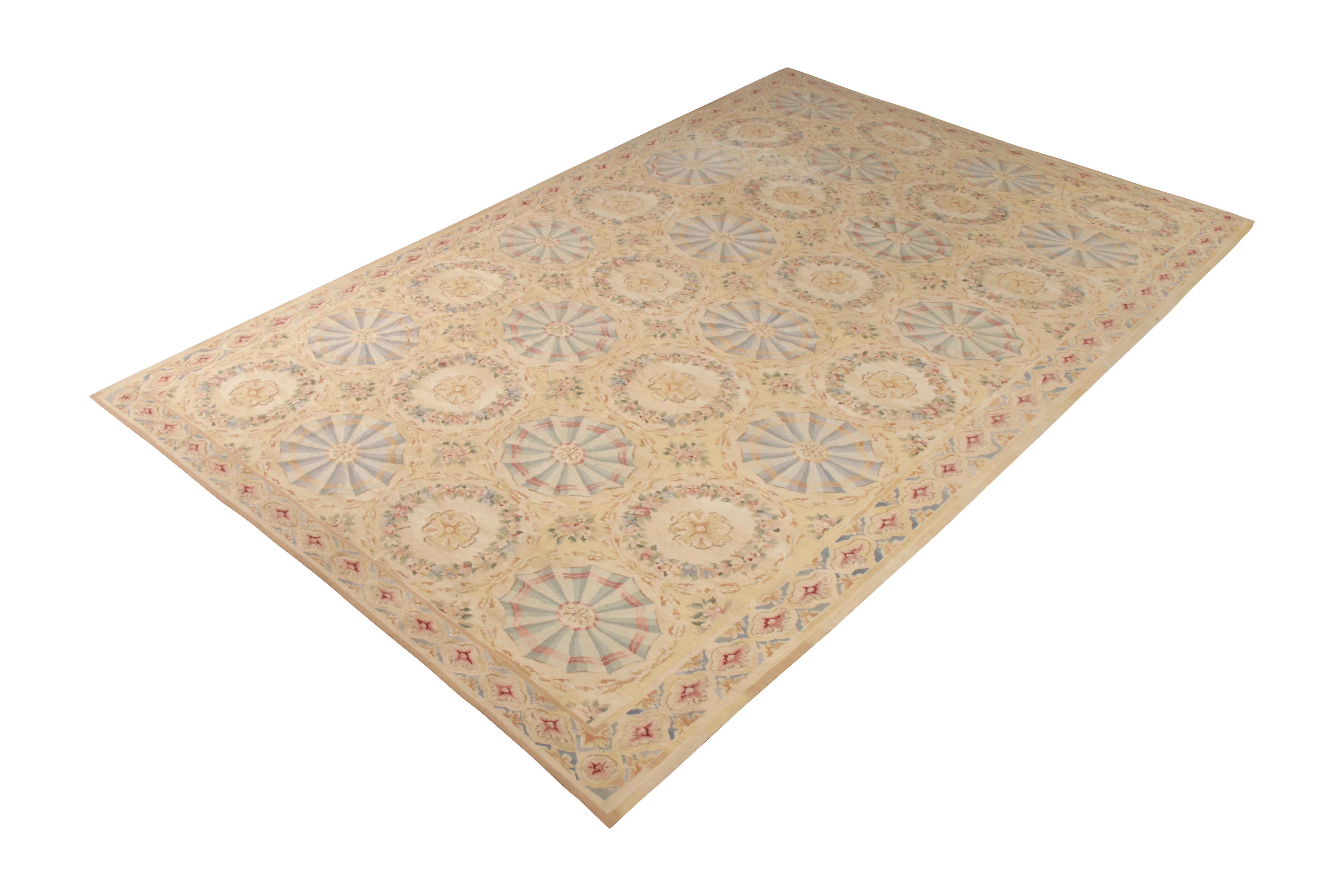 Tissé à la main dans un tissage plat en laine de la collection de tapis européens de Rug & Kilim, ce tissage plat de 11 x 16 reprend les styles de tapis d'Aubusson du XVIIIe siècle en s'inspirant des sélections préférées de Josh dans