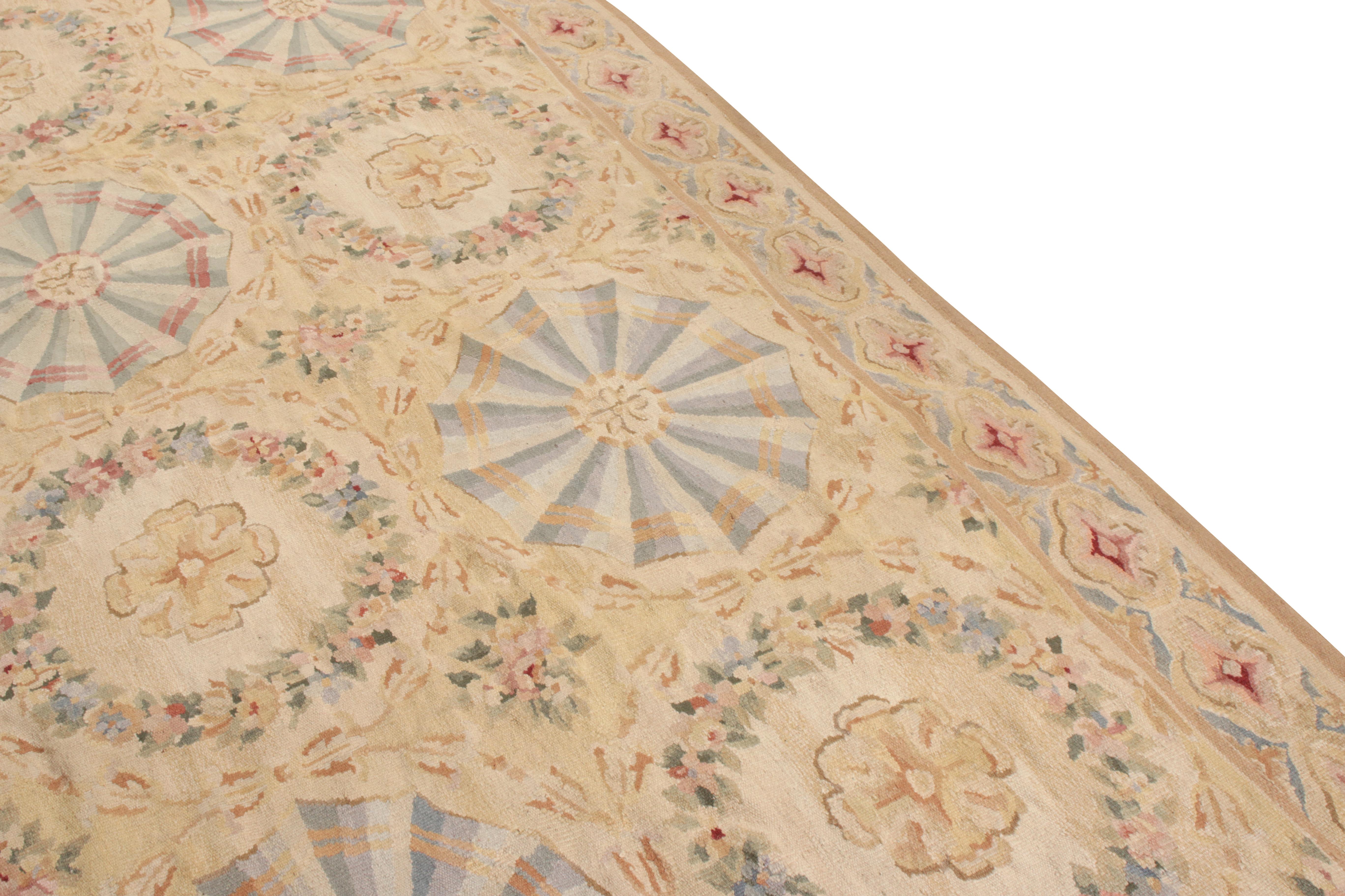Tissé à la main Rug & Kilim's Aubusson Style Flat-Wave Rug in Beige Gold Floral Pattern (tapis à tissage plat de style Aubusson en beige et or) en vente