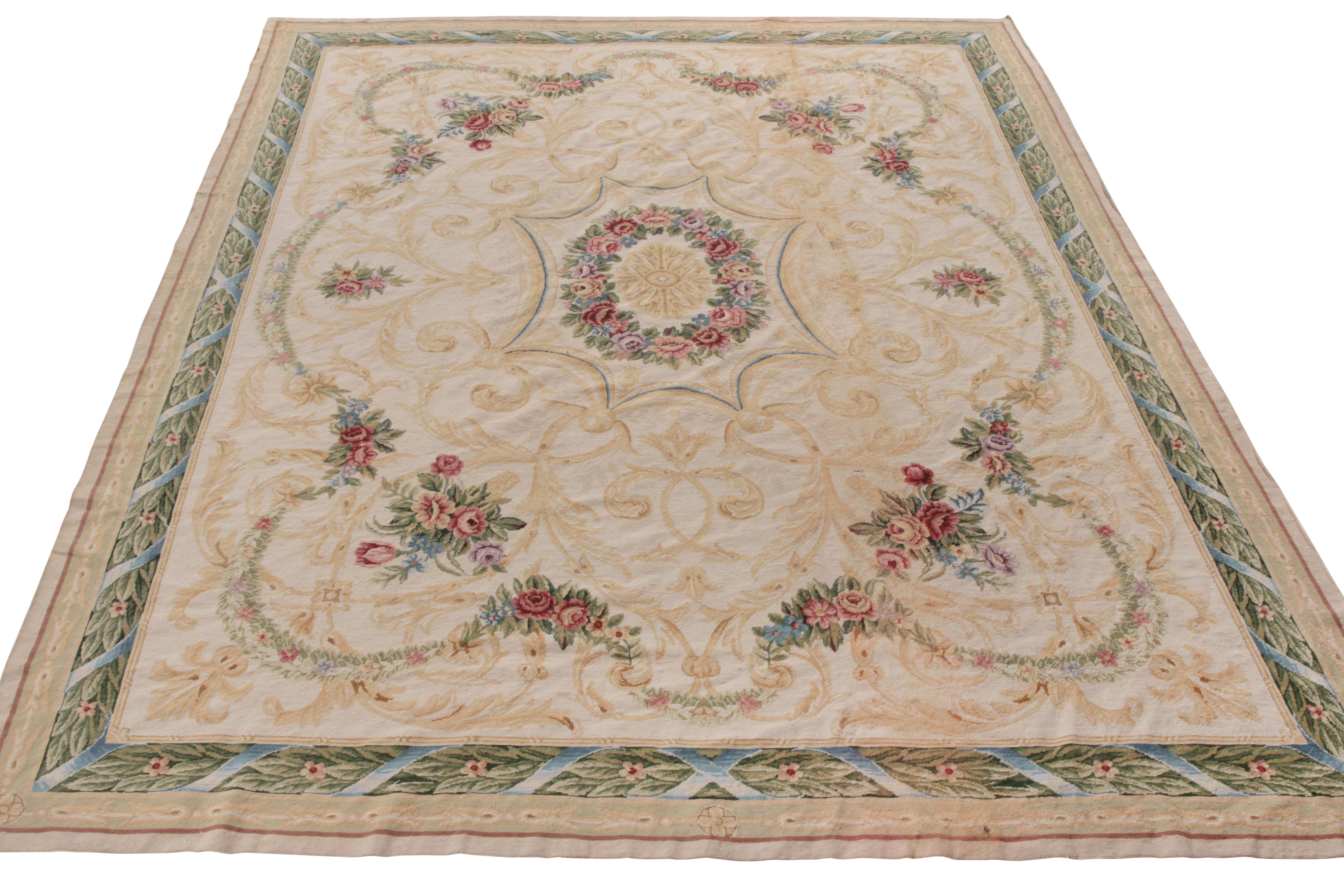 Issu de la collection européenne de Rug & Kilim, ce tapis 9x10 est inspiré du style Aubusson du 18ème siècle. Tissé à la main en laine, le tapis présente un mélange de motifs floraux et de médaillons classiques dans une célèbre gamme de couleurs