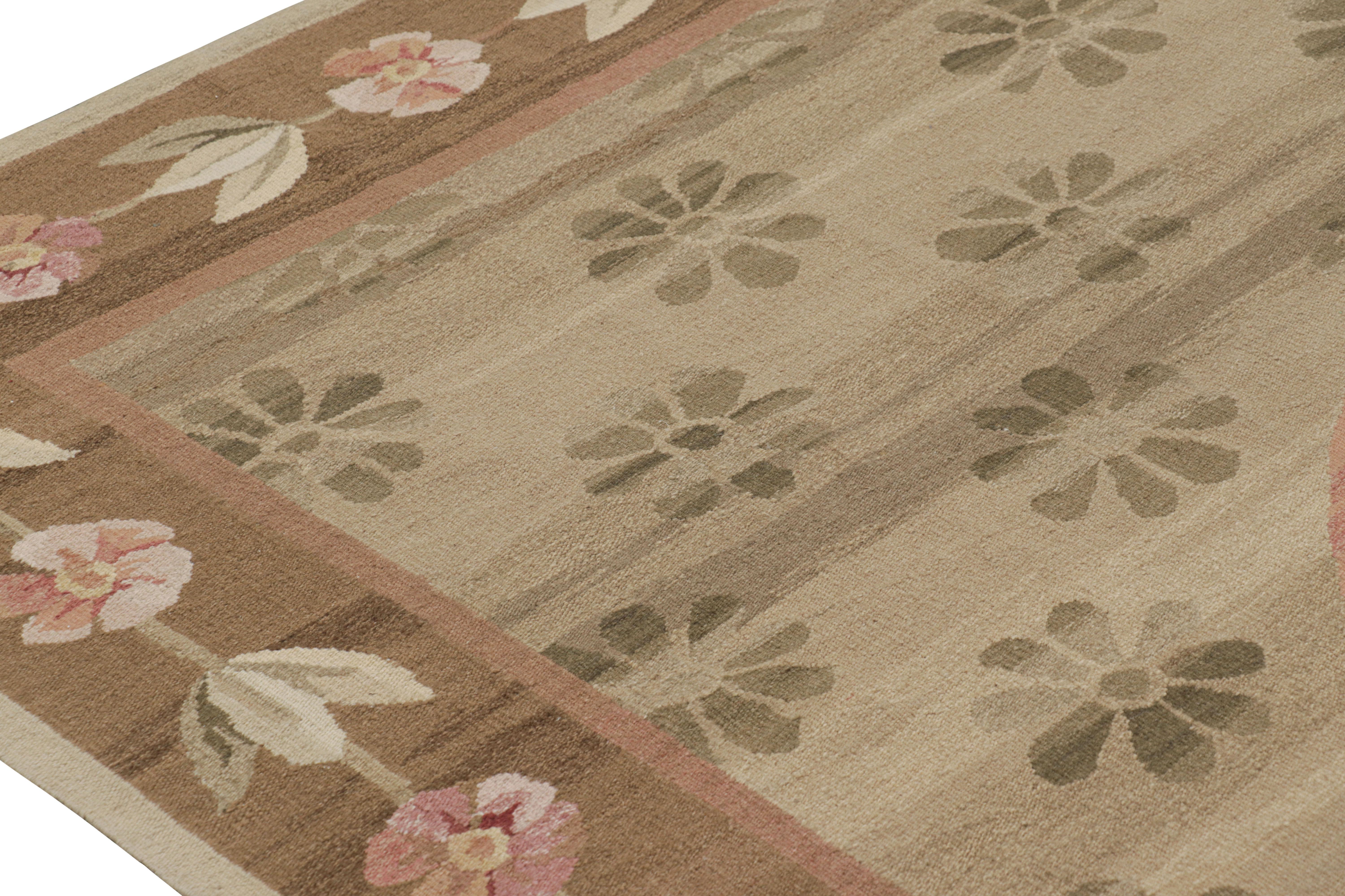 XXI secolo e contemporaneo Tappeto Rug & Kilim in stile Aubusson in beige-marrone e rosa con medaglione floreale in vendita