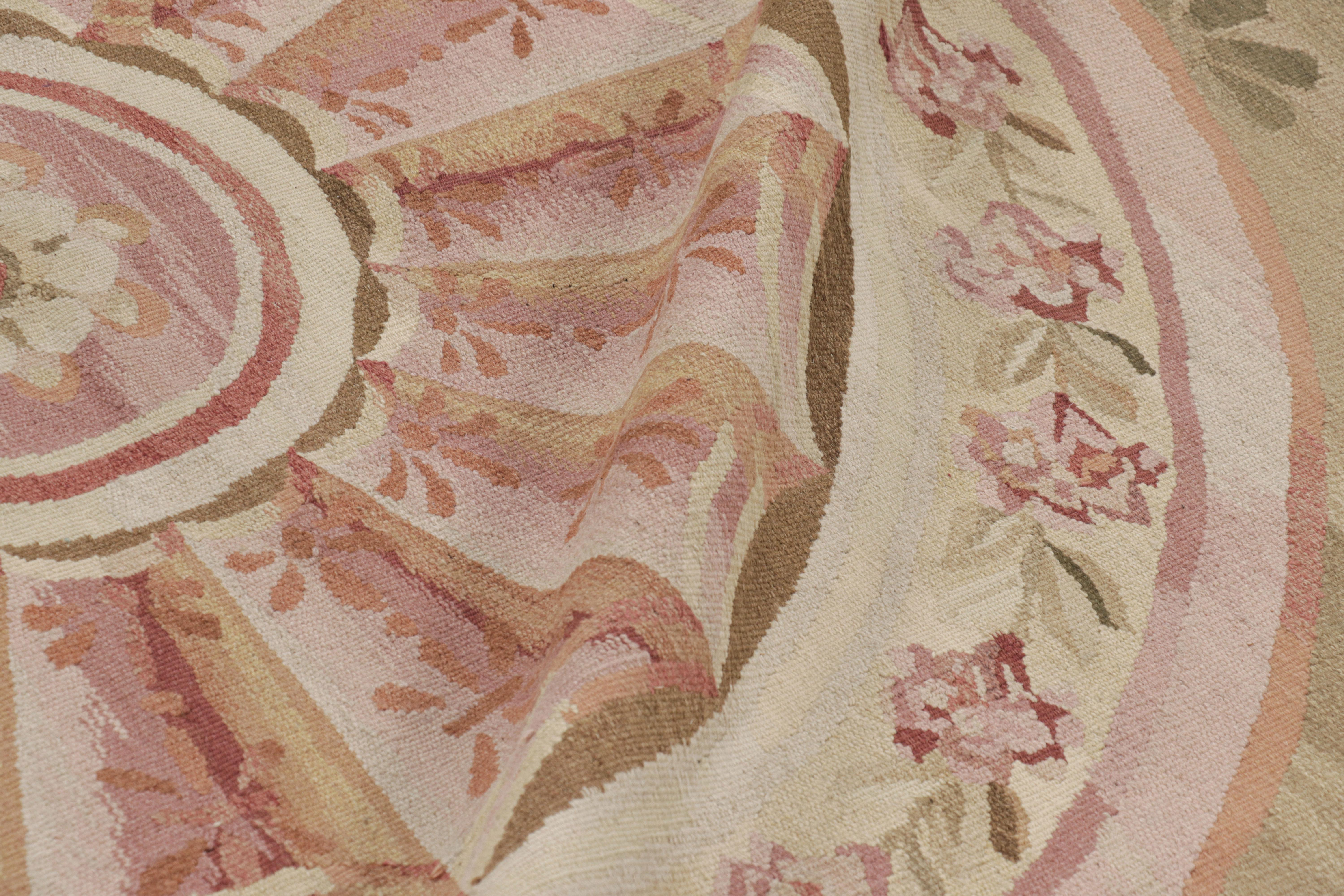 Lana Tappeto Rug & Kilim in stile Aubusson in beige-marrone e rosa con medaglione floreale in vendita