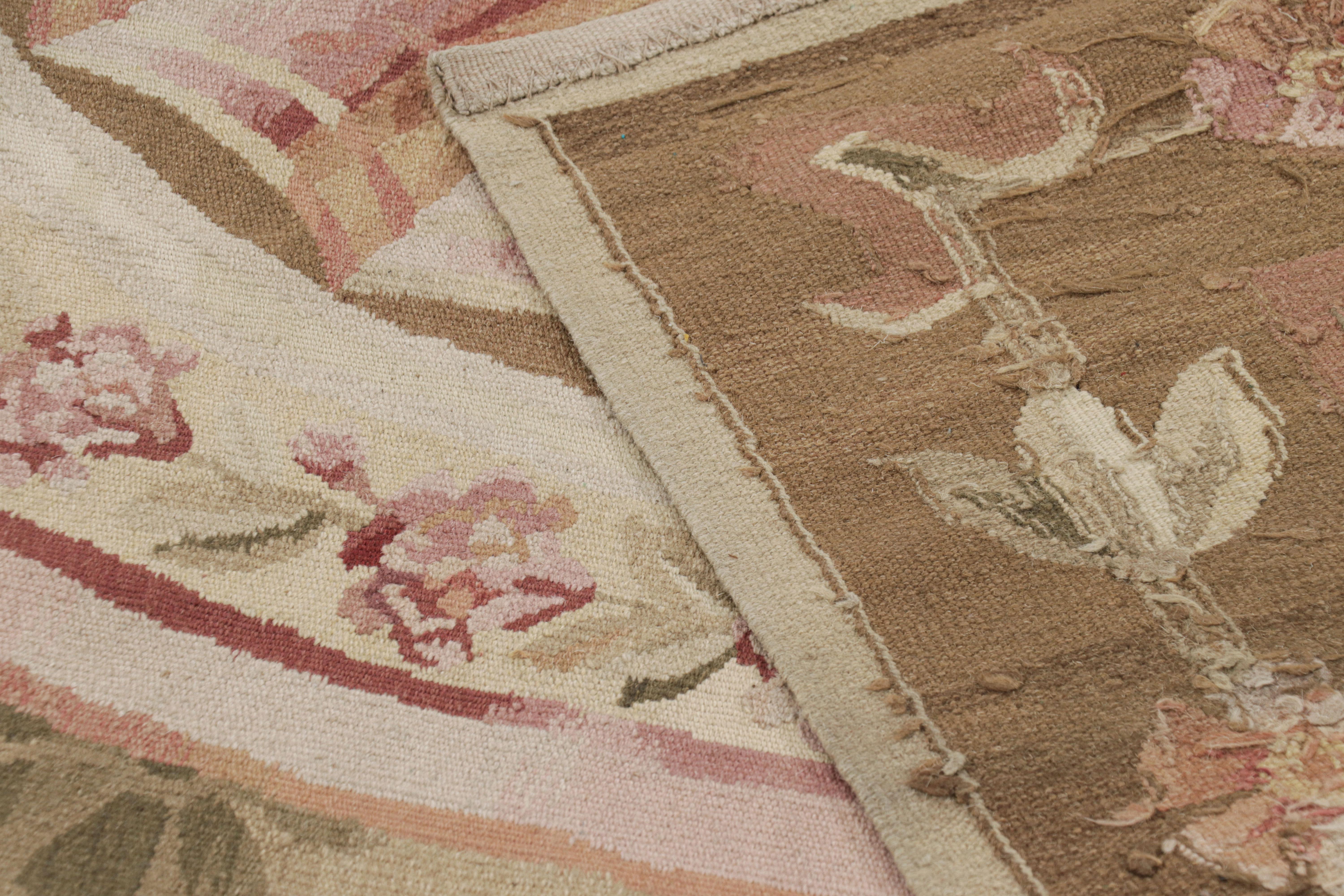 Tappeto Rug & Kilim in stile Aubusson in beige-marrone e rosa con medaglione floreale in vendita 1
