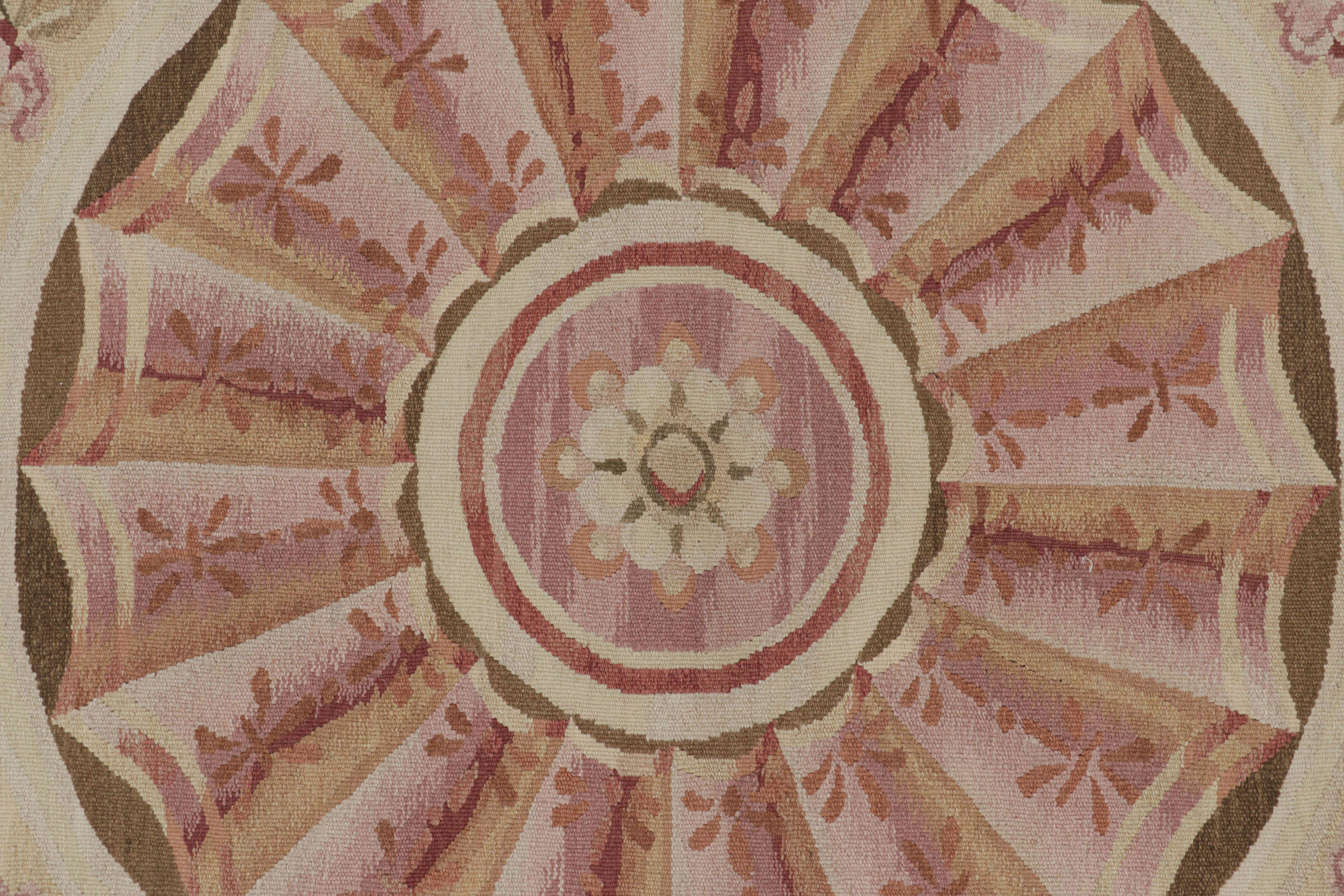 Cinese Tappeto Rug & Kilim in stile Aubusson in beige-marrone e rosa con medaglione floreale in vendita