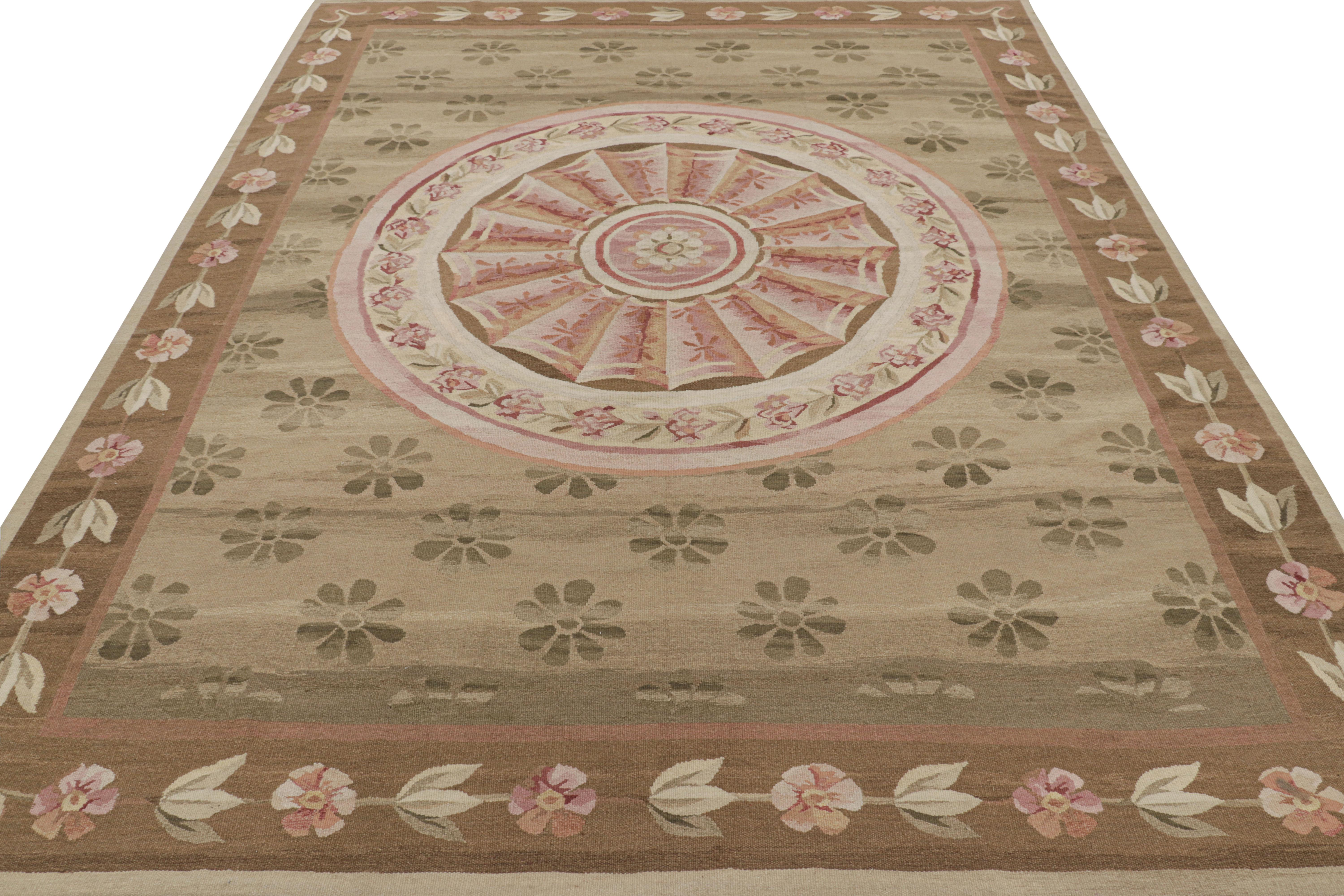 Annodato a mano Tappeto Rug & Kilim in stile Aubusson in beige-marrone e rosa con medaglione floreale in vendita