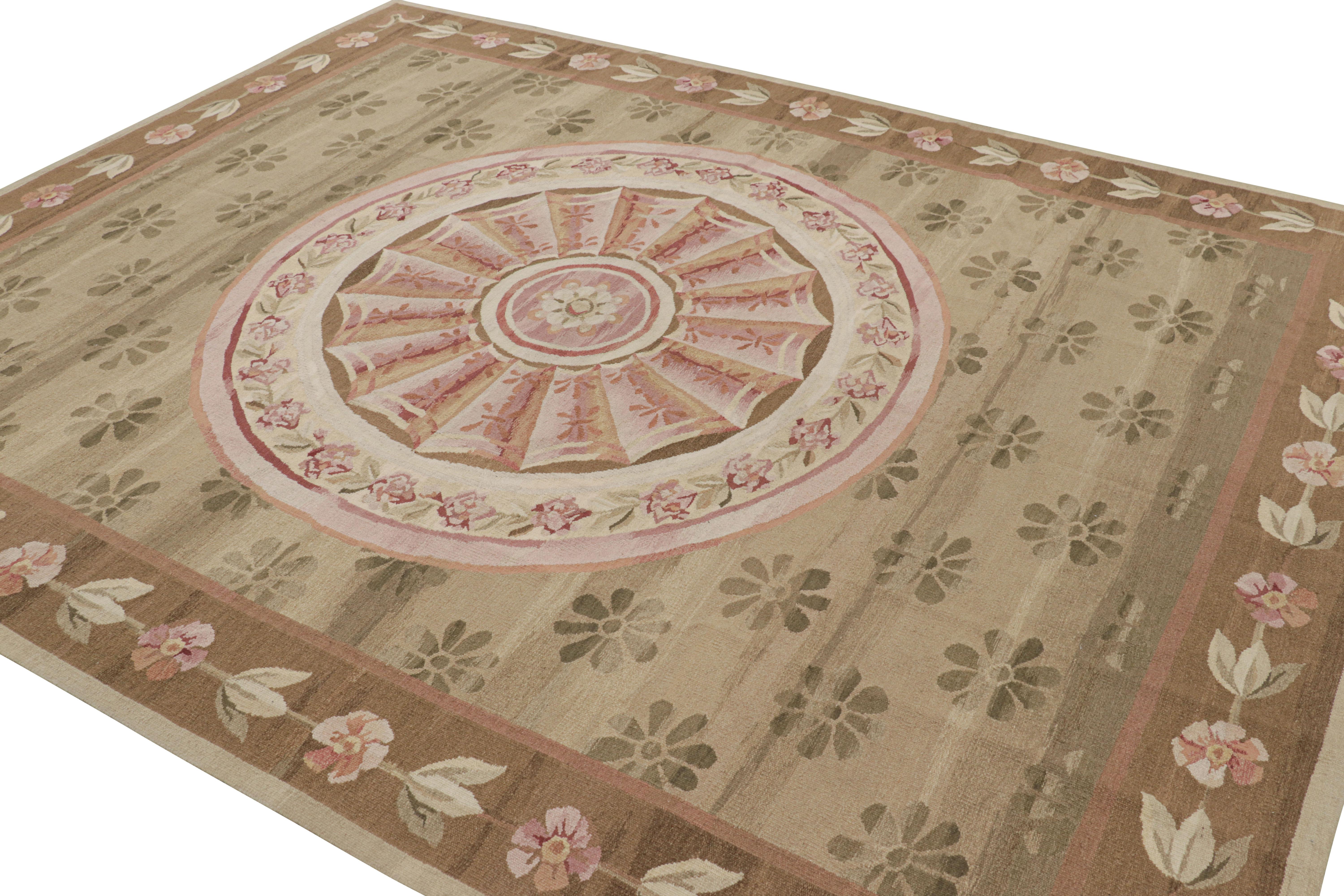 Tappeto Rug & Kilim in stile Aubusson in beige-marrone e rosa con medaglione floreale In condizioni Nuovo in vendita a Long Island City, NY